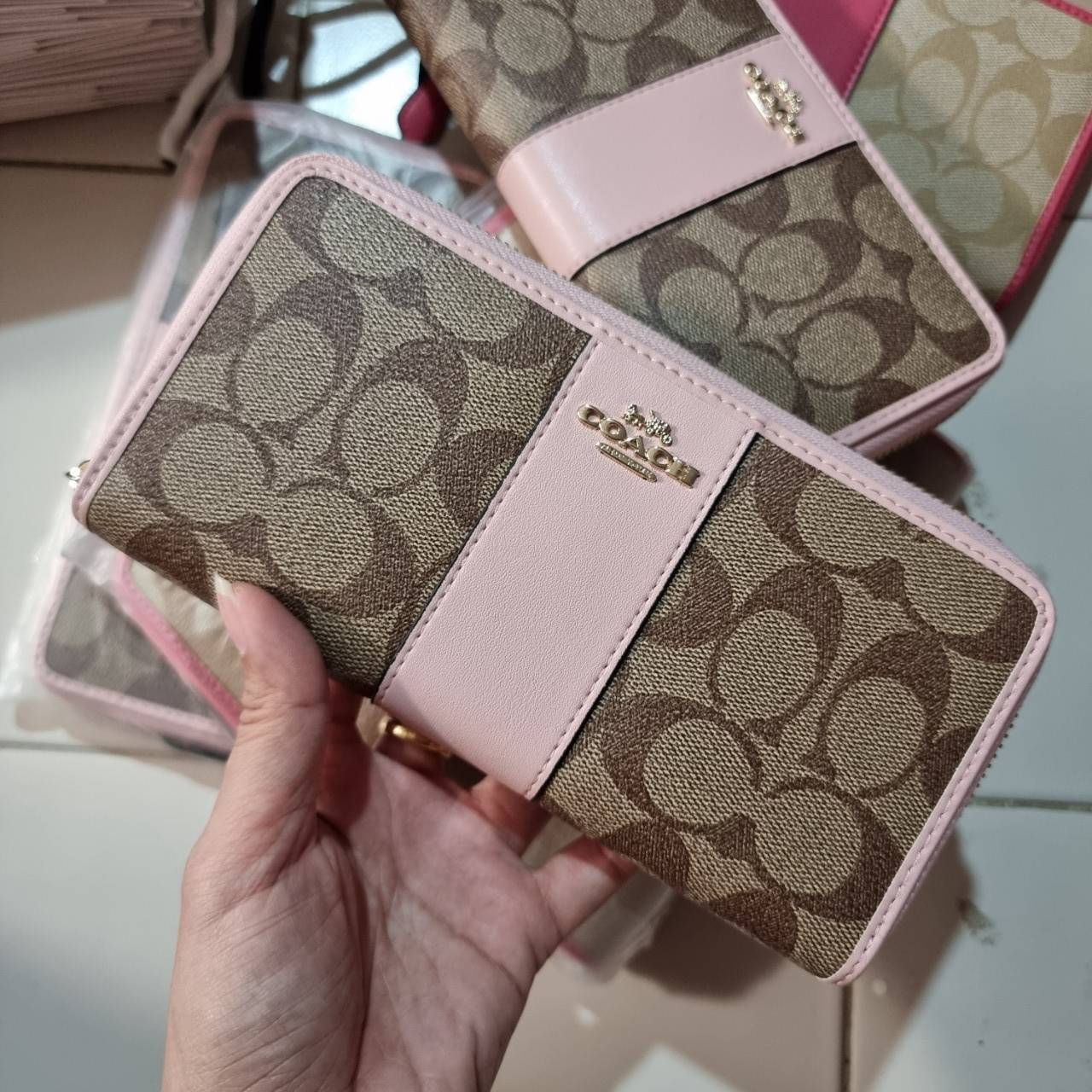 COACH F54630 ACCORDION ZIP WALLET IN SIGNATURE COATED CANVAS WITH LEATHER STRIPE กระเป๋าสตางค์ใบยาวรุ่นคลาสสิค คัดสีขายดีมาให้กันเลยจ้า ♥️ วัสดุหนังแคนวาสเคลือบลาย เปิด-ปิดด้วยซิปรอบ รูดใช้งานง่าย ใส่บัตรได้ มีช่องซิปใส่เหรียญ ใส่มือถือได้ พกใบนี้ใ