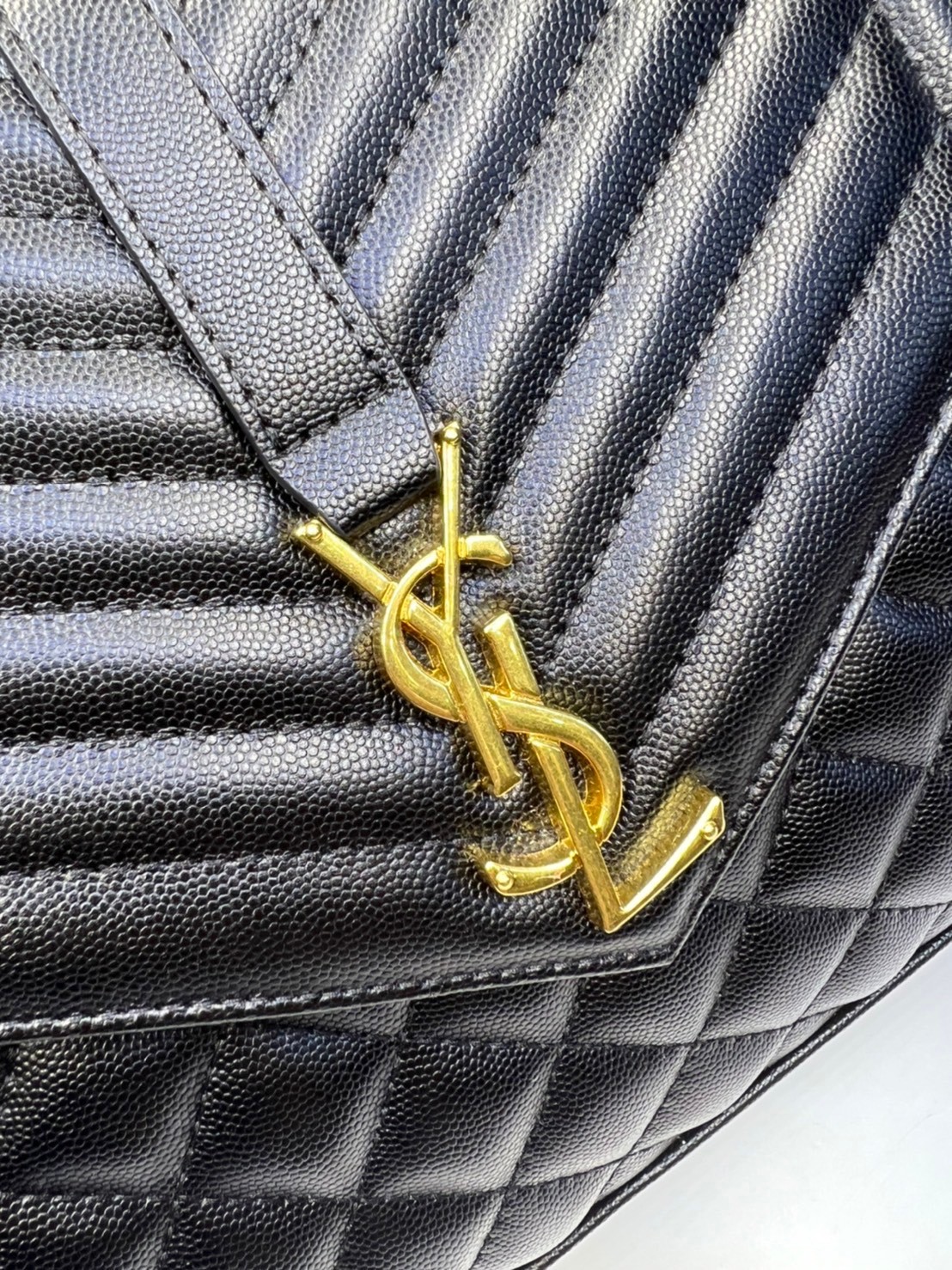 หนังแท้ YSL Saint Laurent Large Cassandra quilted shoulder bag กระเป๋าสะพายใบใหญ่ ดีไซน์ทรงสวยหรู ตอบโจทย์ได้ทุกสไตล์ ภาพสินค้าถ่ายจากงานขายจริง ใช้งานต่างประเทศได้