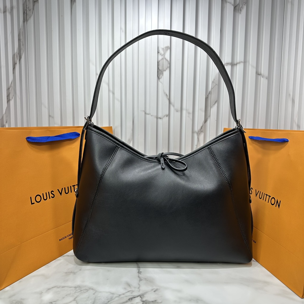 ORI | LV x TM CarryAll Vibe Bag Murakami ใหม่ล่าสุด กระเป๋าสะพายทรงสวย ดีไซน์เรียบง่ายคลาสสิค หรู ดูผู้ดี มาพร้อมใบลูกแต่งแต้มดีเทลเปี่ยมชีวิตชีวา