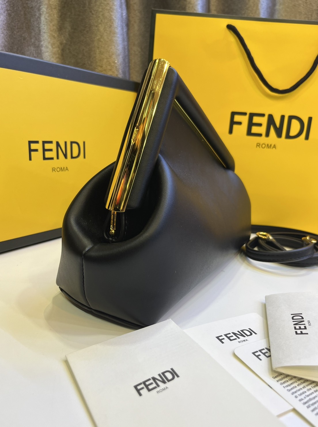 พร้อมส่ง 6 สี FENDI First Midi bag กระเป๋าทรงคลัชมาพร้อมสายสะพาย รูปลักษณ์สวยงามทันสมัย 🧡 เกรดออริจินอล 1:1 สลับแท้ ใช้งานต่างประเทศได้
