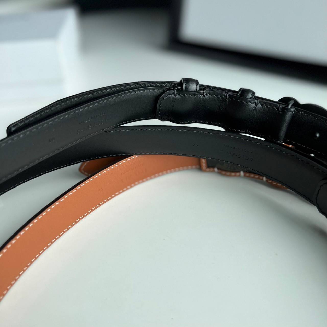 หนังแท้ CELINE BELT LOGO 18MM / Celine Triomphe Belt in Natural Calfskin เกรดใช้งานสลับของจริง ออริจินอลหนังแท้ หัวเข็มขัดโลโก้แบรนด์แบบ 3D Vintage สีทอง/สีดำ ปั้มโลโก้คมชัดคล้ายของจริง สายปรับระดับได้ในดีไซน์เรียบหรูเข้ากับทุกลุ๊คใช้ได้ทั้งชายหญิง