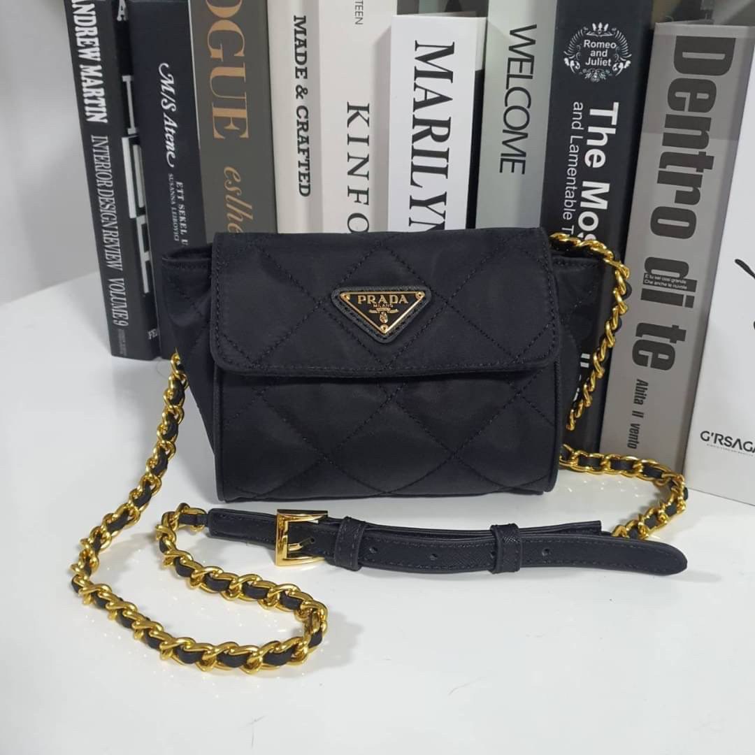 PRADA SHOULDER BAG ส่งตรงจากเคาเตอร์ต่างประเทศ นานๆจะมาทีคะ **ขนาดมินิปุ๊กปิ๊ก กับแบรนด์ Prada เก๋ ไม่ซ้ำใครแน่นอนคะรุ่นนี้ เปิดปิดด้วยกระดุมแม่เหล็ก ภายในบุผ้าแบรนด์ และ มีป้ายโลหะแบรนด์ **อะไหล่ทองเข้มทั้งใบ สามารถใส่Iphone11+ ได้ งานน่ารัก ราคาดี้ดีแบบ