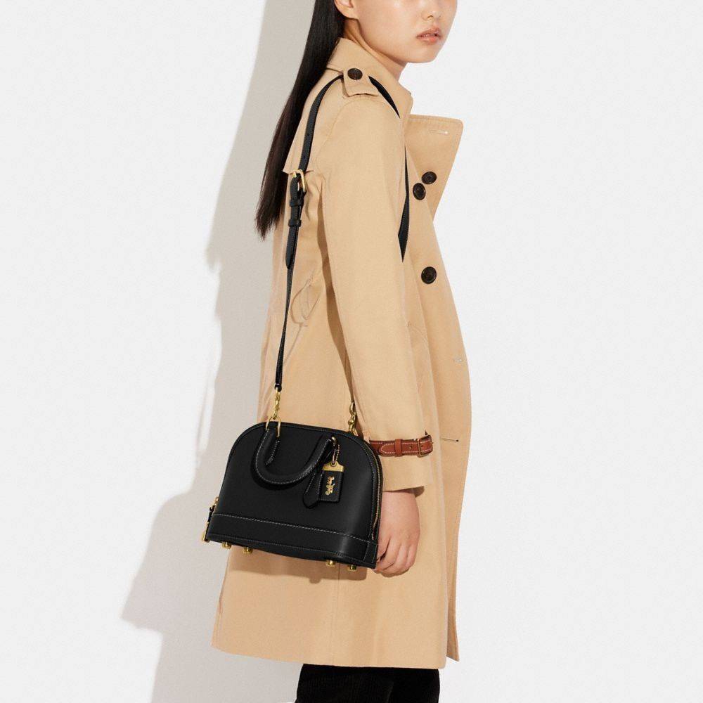 COACH REVEL BAG ((CC411)) ยังไม่เข้าไทย มีมาให้ตับจองก่อนใครที่นี่! พร้อมส่ง รุ่นใหม่ล่าสุด! สวยและดูดี ต้องยกให้รุ่นนี้เลยค่ะ กับกระเป๋าทรงโดม ที่ไม่ว่าลุคไหนๆก็เอาอยู่ หนังแท้เรียบสวยมากๆค่ะ 💕ด้านหน้าห้อยพวงแบรนด์+พวงหนังมาให้