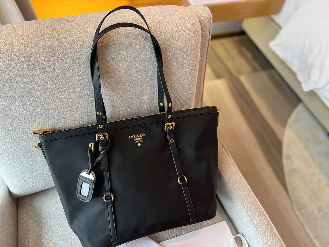 PRADA SHOPPING BAG / PRADA TOTE BAG รุ่นยอดฮิต !!! ปังปุริเย่ 🎉กระเป๋าใบใหญ่ทรงโท้ทหรู เป็นผ้าไนล่อน ตกแต่งรอบใบได้ สวยมาก