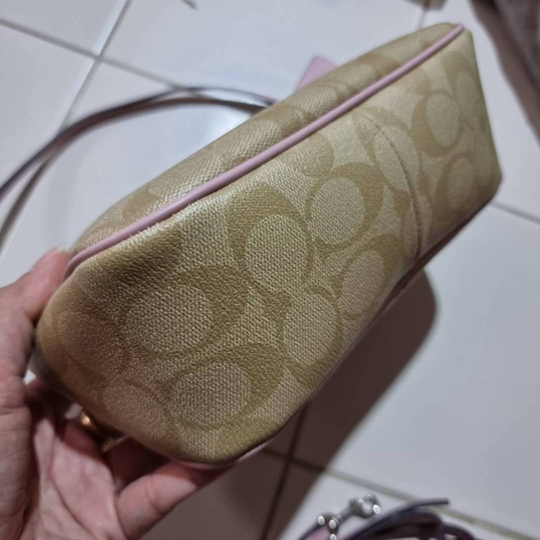 COACH F58321 TOP HANDLE POUCH อีกรุ่นฆ่าไม่ตาย!! 😎 ขายดีขายหมด ขายรวยขายปังๆ!! กระเป๋าพอชจากโค้ช ทรงใช้งานง่าย สะดวก กะทัดรัด วัสดุหนังแคนวาสเคลือบคุณภาพดี มาพร้อมสายคล้องในตัว และสายสะพาย crossbody ปรับเปลี่ยนได้ตามสไตล์ อีกหนึ่งไอเท็มที่สาวๆต้อง