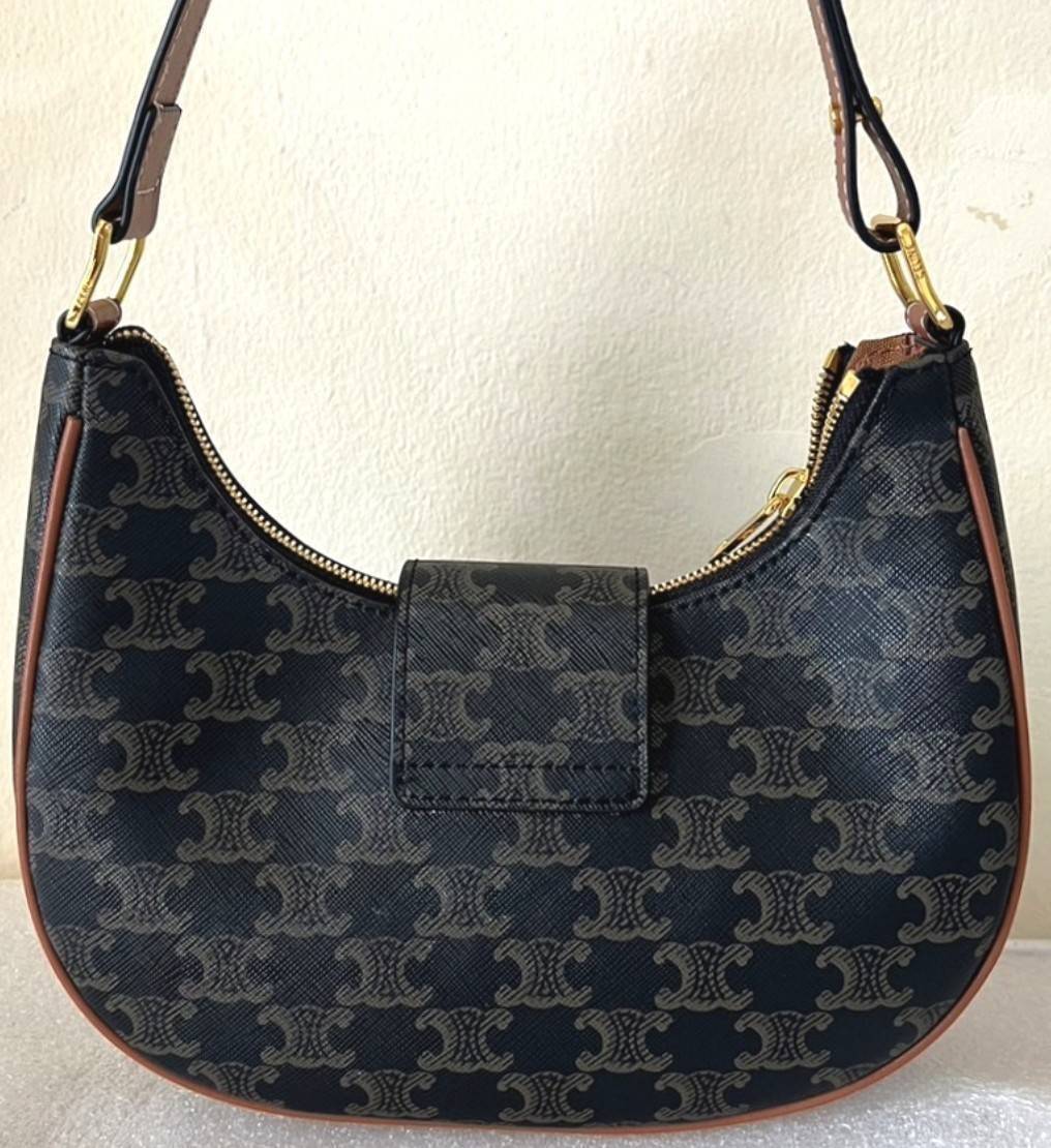 CELINE AVA TRIOMPHE SOFT BAG IN TRIOMPHE CANVAS AND CALFSKIN / CELINE SHOULDER BAG วัสดุ TRIOMPHE CANVAS รุ่นใหม่ล่าสุดดีไซน์สวยหรู หนังสวยอยู่ทรง ภายในโล่งกว้าง