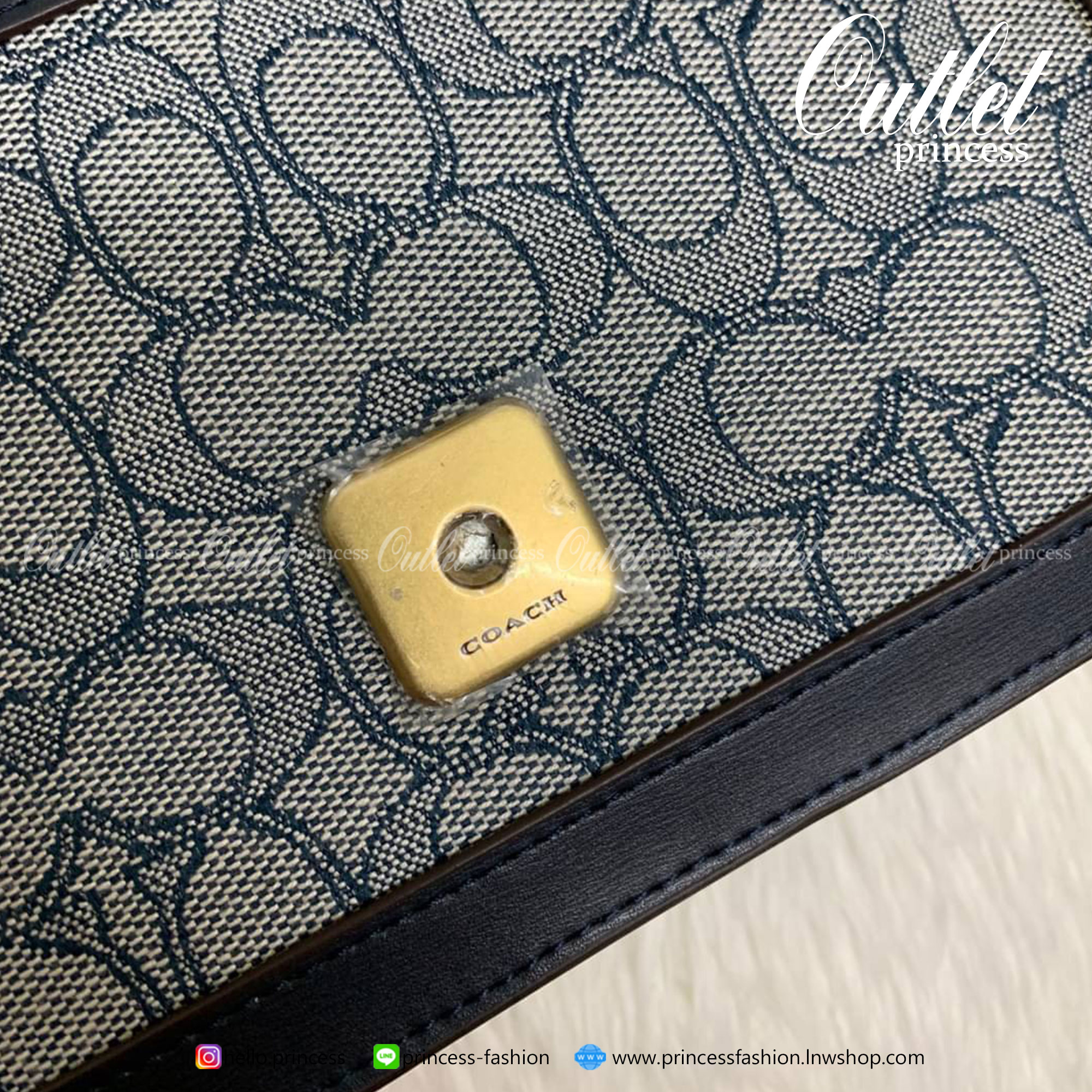 COACH ALIE SHOULDER BAG IN SIGNATURE JACQUARD WITH SNAKESKIN DETAIL ((4615)) 🔺ยังไม่เข้าไทยค่ะ ได้ไปไม่ผิดหวังแน่นอนค่ะ! พร้อมส่ง! กระเป๋าสะพายข้างหรือสามารถทบสายกันเพื่อคล้องไหล่ได้ค่ะ วัสดุ Jacquard+หนังแท้ หนังนิ่มสวยงามมากๆค่ะ ด้านหน้าเป็นแผ่น