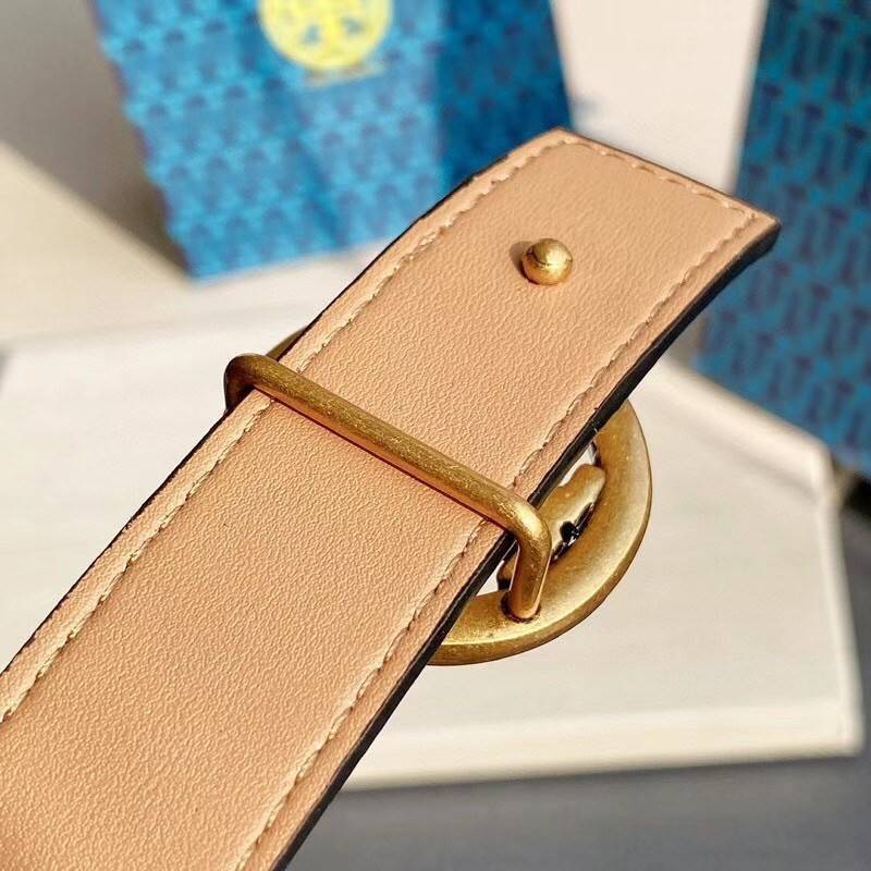 Tory burch reversible leather belt เข็มขัดที่แสนจะธรรมดา ราคาจับต้องได้ แต่คุณภาพคับเส้น เพราะไม่ว่าจะเป็นดีไซน์ที่สวยงามแบบเรียบหรูดูแพง อีกทั้งใช้งานได้ทั้งสองด้าน จึงทำให้ใช้สวมใส่ได้หลากหลายโอกาส