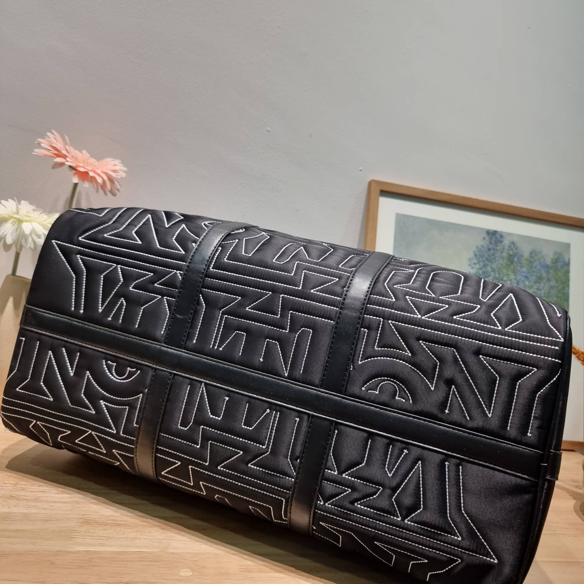 LV KEEPALL 50B SNOW BAG กระเป๋าเดินทางสุดคลาสสิค ประจำฤดูกาล Winter 2022 สไตล์สปอร์ต ทึ่ใครๆก็เฝ้ารอ ไอเท็มที่จะทำให้การเดินทางไม่ธรรมดาอีกต่อไป ด้วยดีเทลความเป็นเอกลักษณ์ เรียบแต่หรู ดีไซน์ลายปักความเป็นเอกลักษณ์ผสาน ลวดลายโมโนแกรมฟลาวเวอร์ ลงบนผ้าไนลอนร