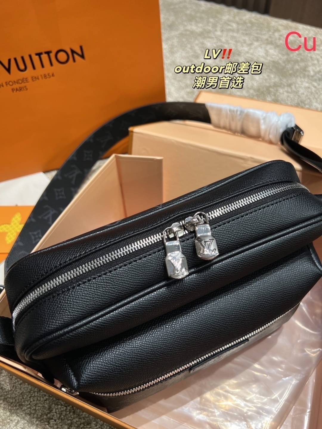 LV Outdoor Messenger Bag Monogram canvas Taiga กระเป๋าสะพายทรงแมสเซ็นเจอร์หนังไทก้า พิมพ์ลายโมโนแกรมช่องหน้า สวยหรูคลาสสิก ขนาดใบกำลังดี ไอเท็มใหม่ที่สามารถใช้ได้ everyday รีบจัดก่อนใครได้เลย!