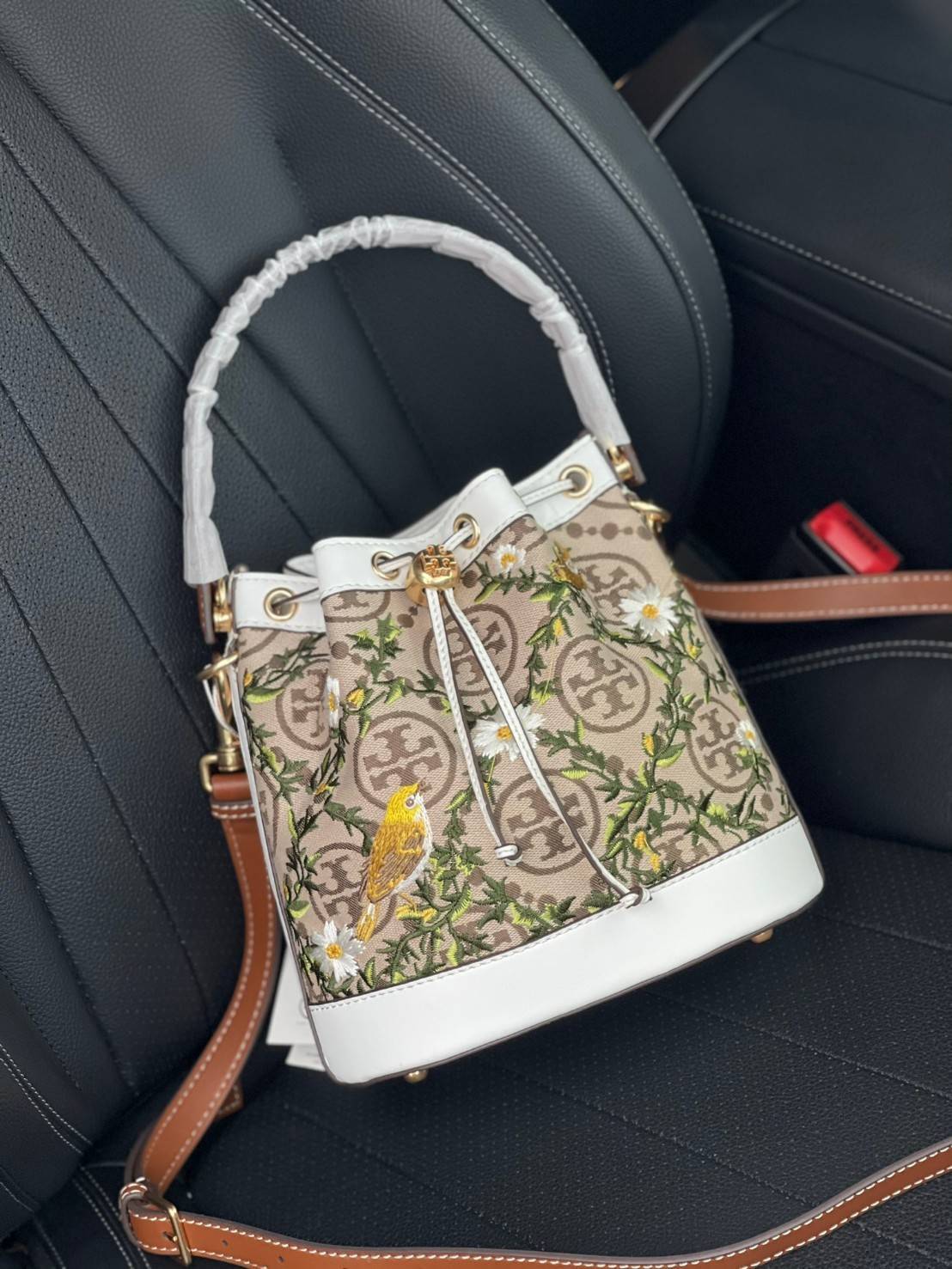 ของแท้ 💯% Tory burch t monogram jacquard embroidered bucket รุ่นใหม่ล่าสุดจาก TORY BURCH ครั้งแรกกับโมโนแกรม ที่ได้รับแรงบันดาลใจมาจากโลโก้สุดคลาสสิก