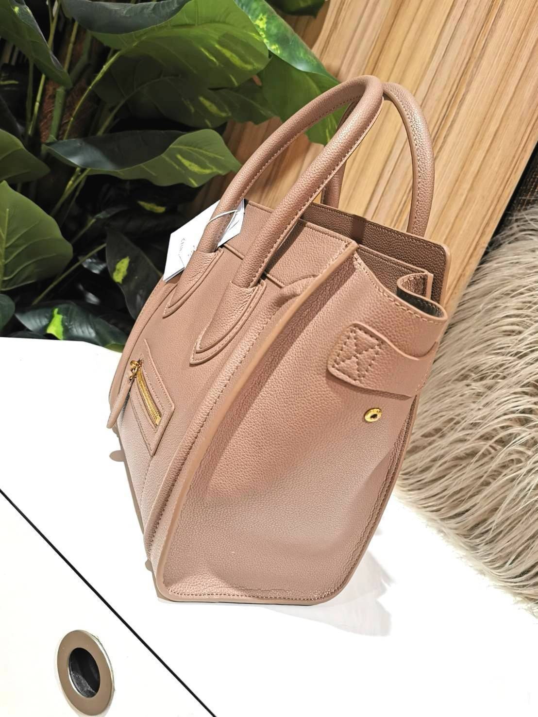 VIP 🥂 Celine Nano Luggage Desert Rose / CELINE HANDLE BAG GIFT วัสดุหนังแท้ Calf Skin มาในดีไซน์สุดหรูยอดนิยมหนังนิ่มหอมขึ้นเทคเจอร์สวยอยู่ทรง เปิดปิดด้วยซิปสะดวกใช้ ด้านหน้ามีโลโก้แบรนด์ ภายในโล่งกว้างและจุ มีช่องซิปและช่องPocketใส่มือถือของใช้ได
