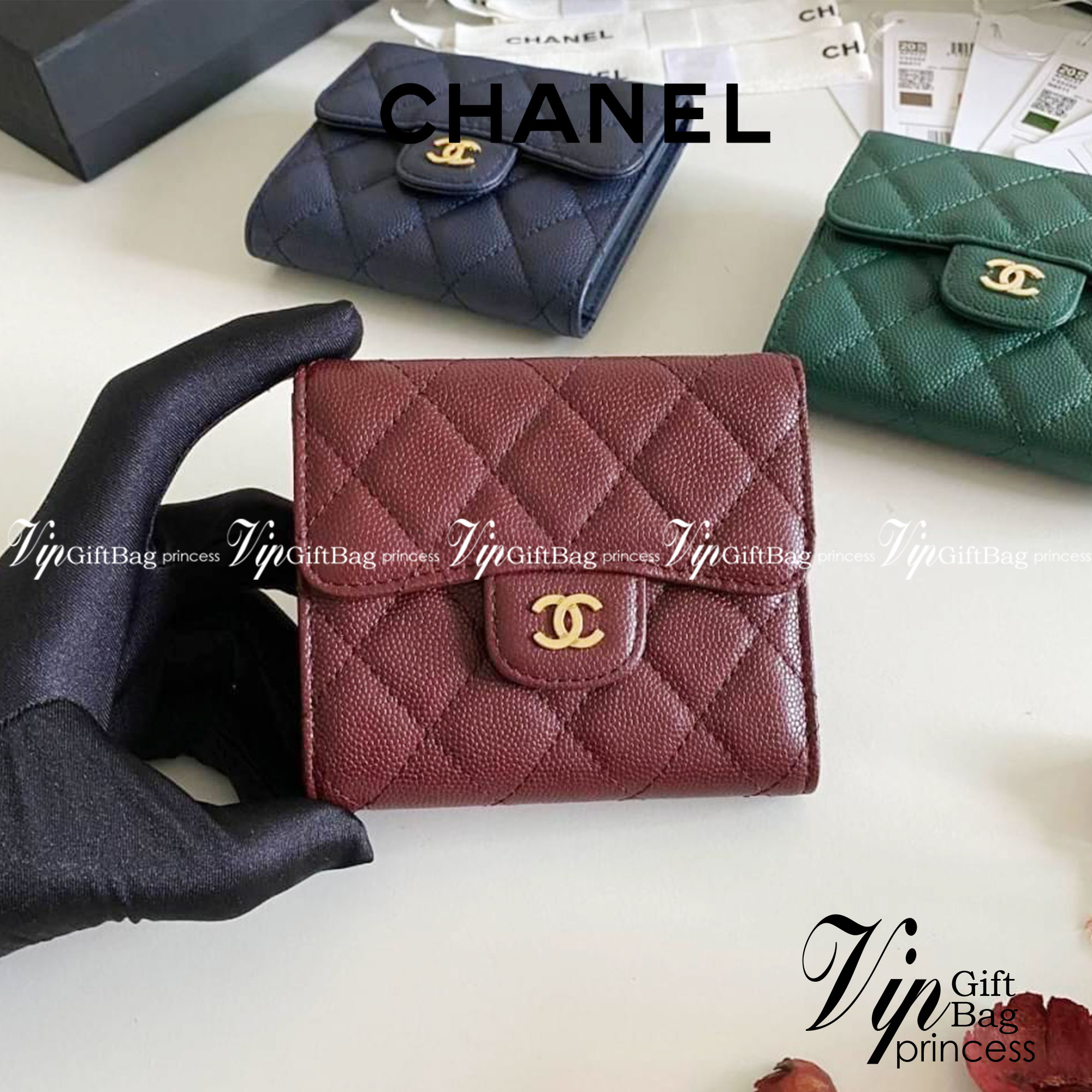 หนังแท้ Chanel Classic small wallet caviar 3 พับ พร้อมส่งที่ไทย รุ่นยอดนิยมไอเท็มฮิตวัสดุหนังแท้คาเวียร์สวยคลาสสิคเปิดปิดด้วยฝาปิดกระดุมด้านหน้ามีโลโก้แบรนด์อะไหล่ทองสวยหรูดูดี ตัวจริงสวยน่าใช้ Chanel mini นาทีนี้กำลัง in สุดๆ ภาพสินค้าถ่ายจากงานขายจริง ใ