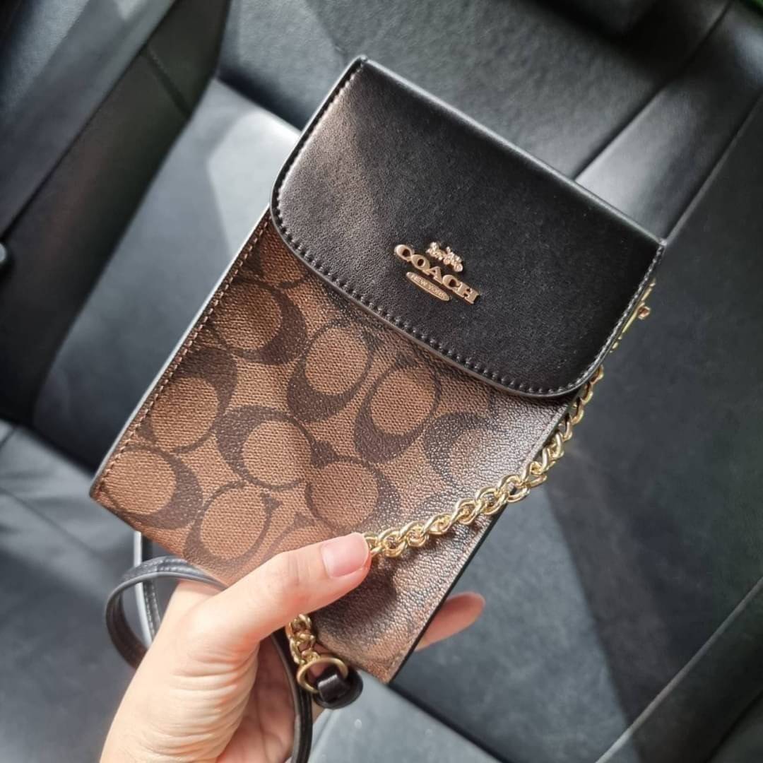 COACH RACHEL PHONE CROSSBODY IN SIGNATURE CANVAS พร้อมส่ง กระเป๋าสะพาย case phone ต้องมา ให้คุณพกพา gadget ล้ำไปได้ทุกที่ ใส่โทรศัพท์มือถือได้ทุกรุ่น ดีไซน์ใหญ่กว่าเดิม