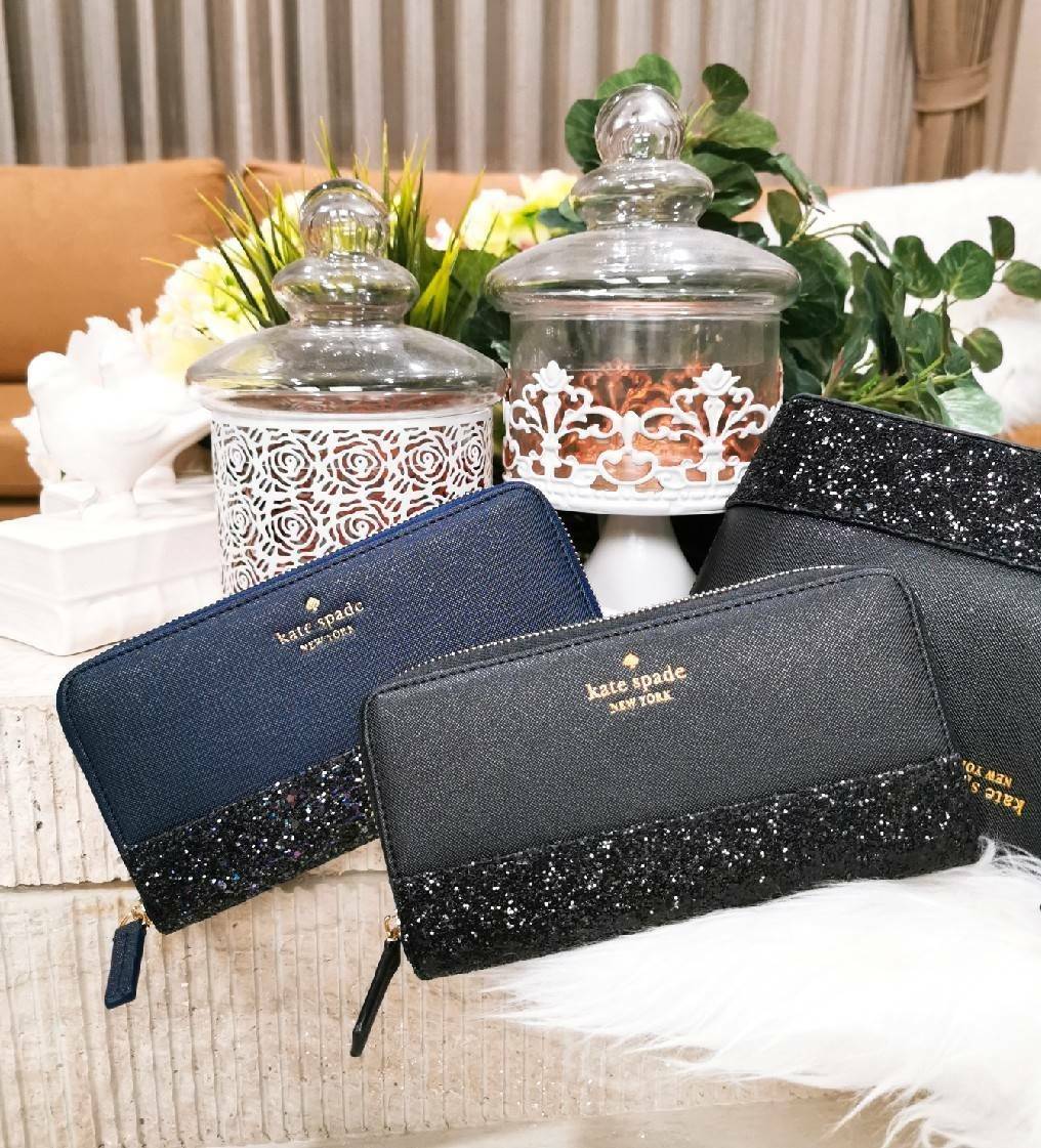 KATE SPADE NEW YORK GLITTER LONG WALLET กระเป๋าสตางค์ใบยาวรุ่นใหม่ล่าสุดจาก KATE SPADE FACTORY หนัง SAFFIANO ตัด Gitter วิ้งๆสวยหรูอยู่ทรงตามคอนเซปคอลเลคชั่นใหม่ เปิดปิดด้วยซิปรอบด้านหน้ามีโลโก้สวยเรียบหรูภายในมีโลโก้ ช่องซิปกลาง ช่องใส่บัตรหลายช่อง สามาร