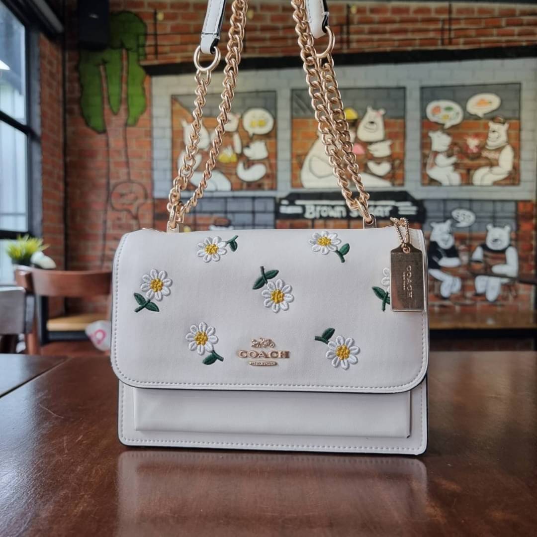 COACH C2858 KLARE CROSSBODY WITH DAISY EMBROIDERY ดอกเดซี่ฮิตไม่หยุดยั้ง!! ขายดิบขายดีทุกคอลเลคชั่น รอบนี้มาให้ได้ใช้งานง่ายกว่าเดิม กับกระเป๋าสะพายข้าง โทนสีละมุนลูกคุณหนู ดีไซน์ปักดอกเดซี่เพิ่มลูกเล่น ให้มีสีสัน สายสะพายโซ่สลับหนัง สะพายยังไงก็ขับผิว เป