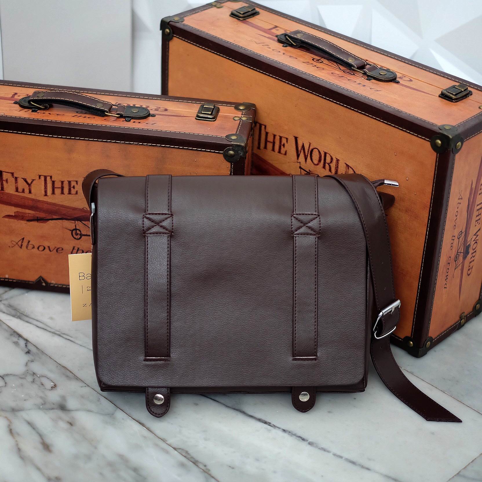 เอาใจหนุ่มๆบ้างค่า สำหรับ messenger bag หนังดี มากๆเลยน้า ลายหนังชัดสวย ใบนี้จากแบรนด์ ZARA MEN ตัวกระเป๋าขนาดกำลังดีเลยคะ สีน้ำตาลเข้มสวยมาก คลาสสิคสุดๆ มีช่องแบ่งเก็บของหลายช่องเป็นสัดส่วนมากๆคะ น้ำหนักเบา จุของคุ้ม สายยาว ปรับได้ free size สามารถสะพาย 