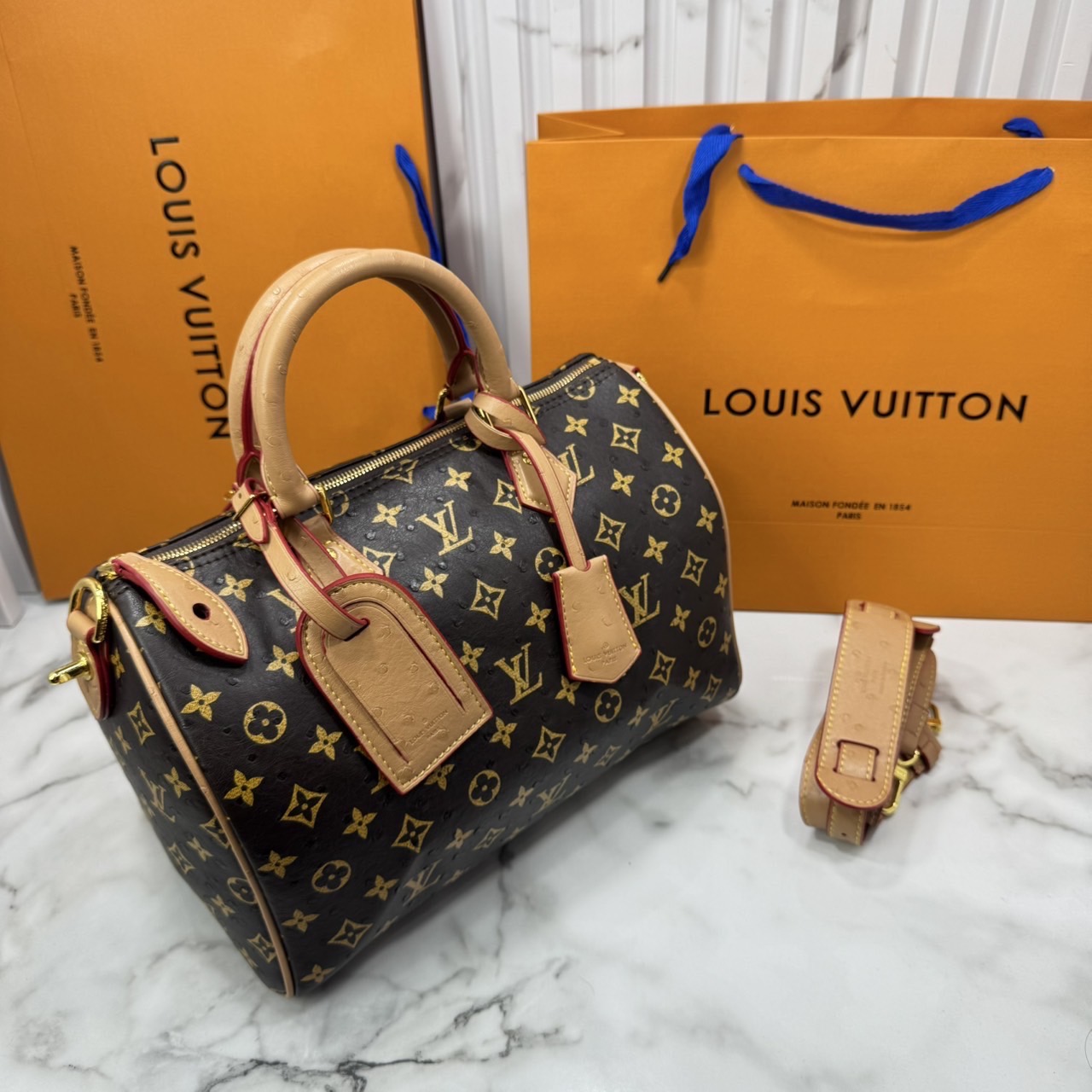 ORI หนังแท้ | LV Speedy P9 Bandoulière 30 Bag กระเป๋าสะพายทรงหมอนสปีดี้ใบใหญ่ คอลใหม่ล่าสุดหรูหราโดดเด่น แต่งลายนูนเพิ่มเท็กเจอร์เต็มใบ รูปทรงใช้งานง่ายสวยตลอดกาล