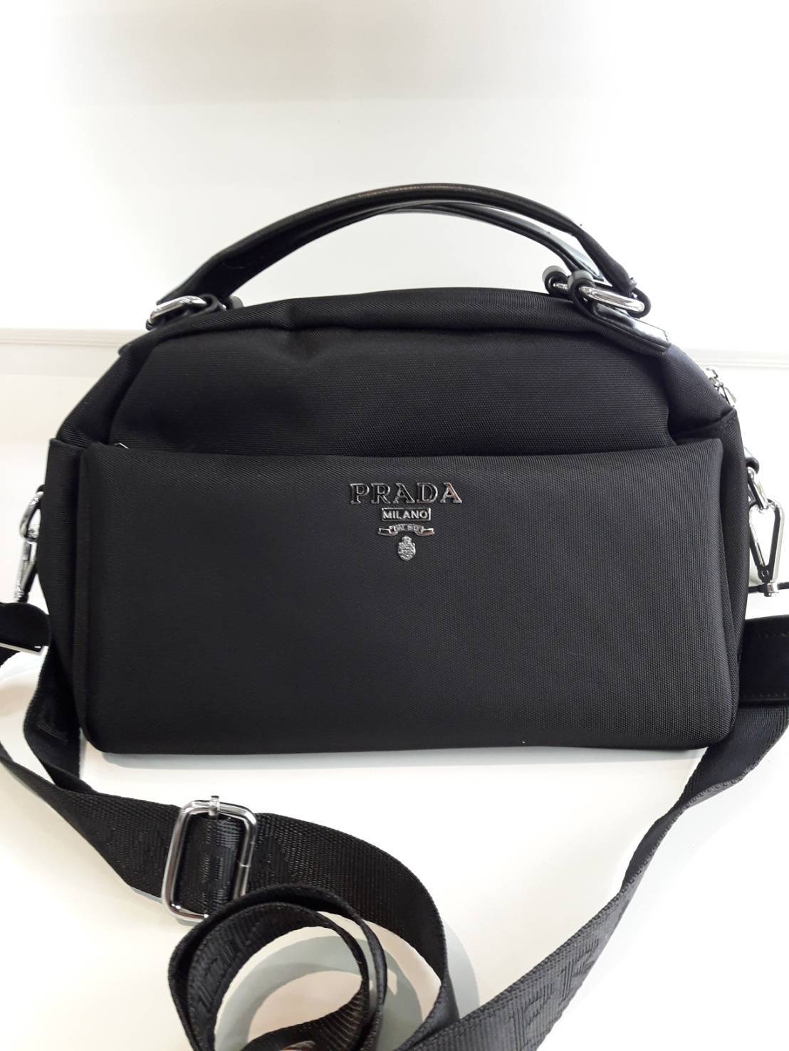 มาใหม่ค้า! จากงานพรีเมี่ยมกิ้ฟแบรนด์ดังอย่าง Prada กระเป๋าดีไซน์สวยใช้ได้ทุกเพศเลยคะ ตัวกระเป๋าทำจาก Polyester ทั้งใบ กันน้ำได้ค้า อะไหล่เงินสุดหรู ด้านหน้ามีช่องซิปหนึ่งช่องใส่ของได้จุกจิกหยิบง่าย ด้านในมีช่องซิปอีก 2 ช่องใหญ่ เก็บสัมภาระได้ครบ **จบในใบเ