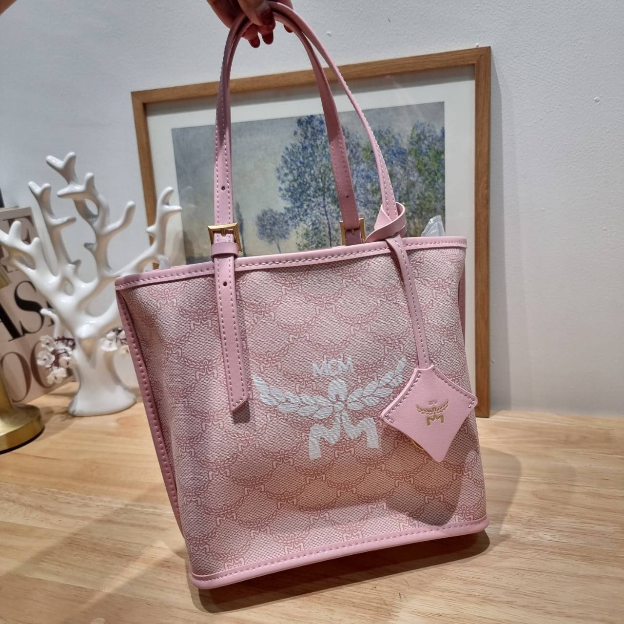 M.C.M MINI HIMMEL SHOPPER IN LAURETOS คอลเลคชั่นใหม่ พร้อมสีใหม่ ดีไซน์ละมุน น่าใช้มากๆ กระเป๋าทรงช้อปปิ้ง เรียบหรู