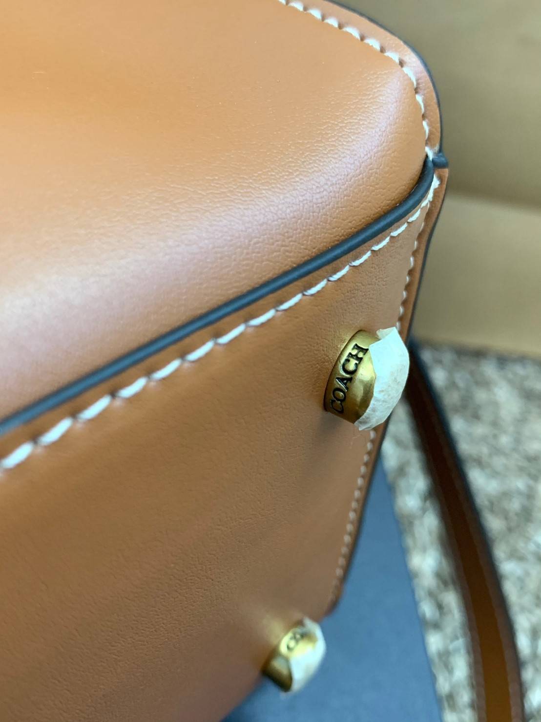 สินค้าออกใหม่ยังไม่ช้อปเข้าไทยจ้าา พร้อมส่งที่นี่ที่เดียว แค่สายสะพายก็คุ้มแล้วจ้าา! COACH CASHIN CARRY TOTE ((C8544)) พร้อมส่งที่ไทย สวยก่อนใครรับสงกรานต์นี้ค่าา! กระเป๋าทรงTote หนังแท้เรียบ นิ่มสวยงามค่ะ