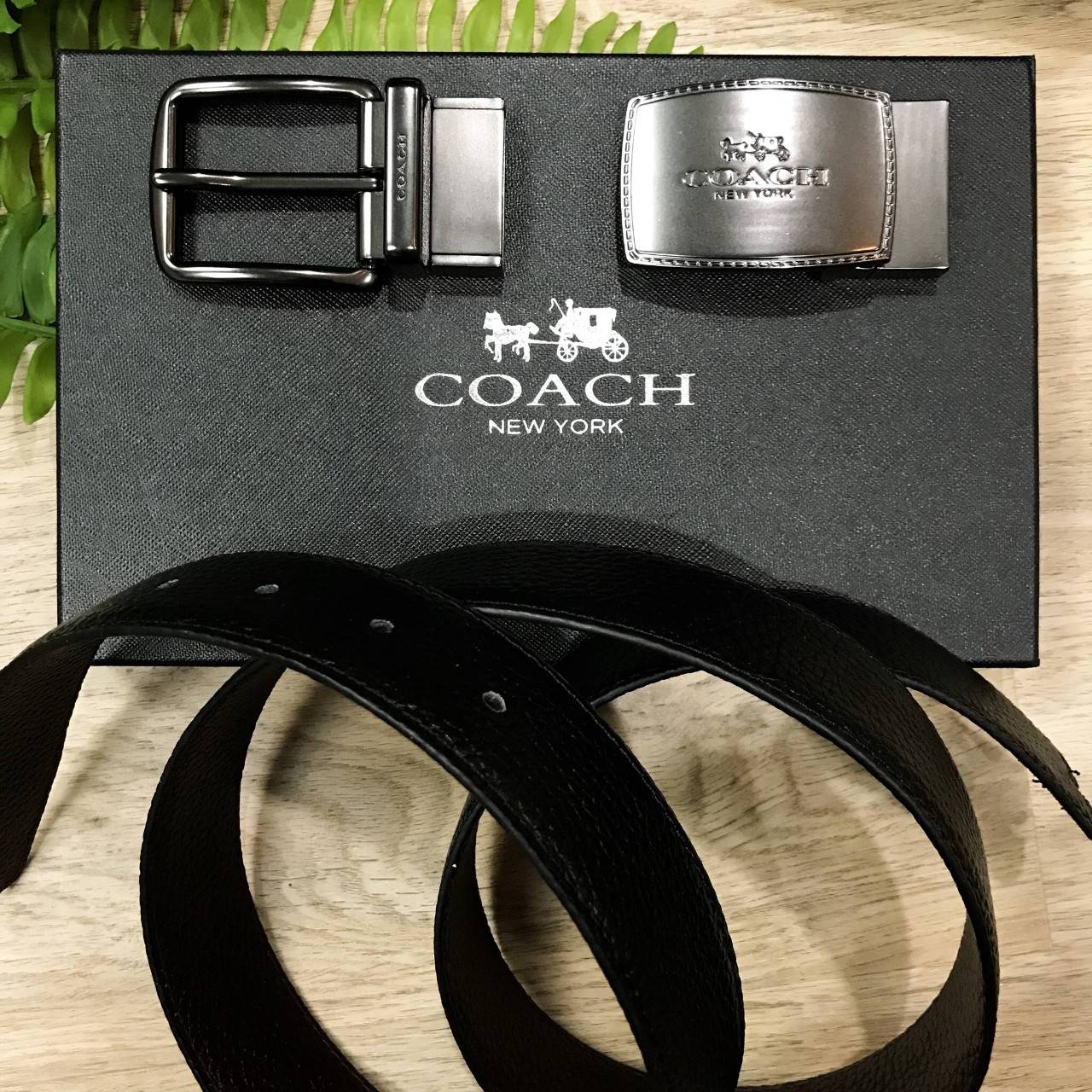 NEW ARRIVAL! ห้ามพลาดเซทสุดคุ้ม ซื้อ1ได้ถึง2! COACH BELT VALUE PACK BOX SET เซทเข็มขัด 2in1 Limited Edition จาก Coach Factory ในเซทมีหัวเข็มขัด2แบบ2สไตล์สวยน่าใช้พร้อมสายเข็มขัดสามารถใช้ได้ทั้ง2ด้าน2สีดำน้ำตาลให้หนุ่มๆสลับใช้ได้ถึง 4 รูปแบบในเซทเดียวไม่จำ
