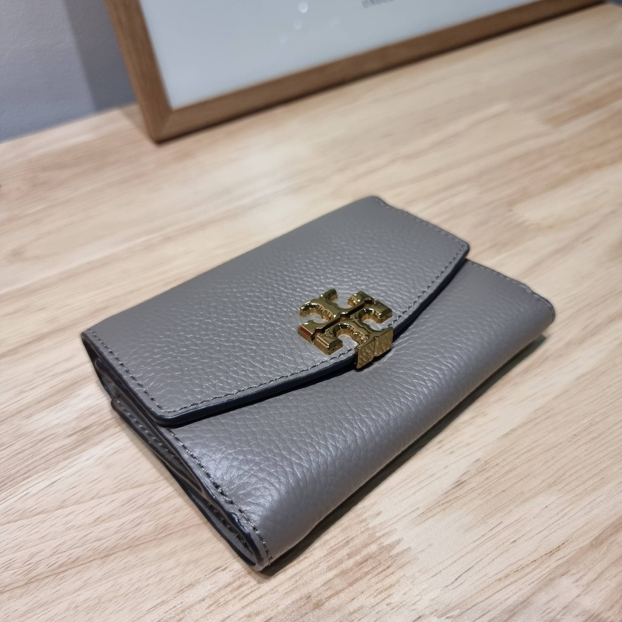 TORY BURCH KIRA MIXED MATERIALS MEDIUM FLAP WALLET กระเป๋าสตางค์ใบกลาง รุ่นยอดนิยม ดูหรูหรา ดูแพง ดีไซน์คลาสสิค ขนาดกำลังพอเหมาะ