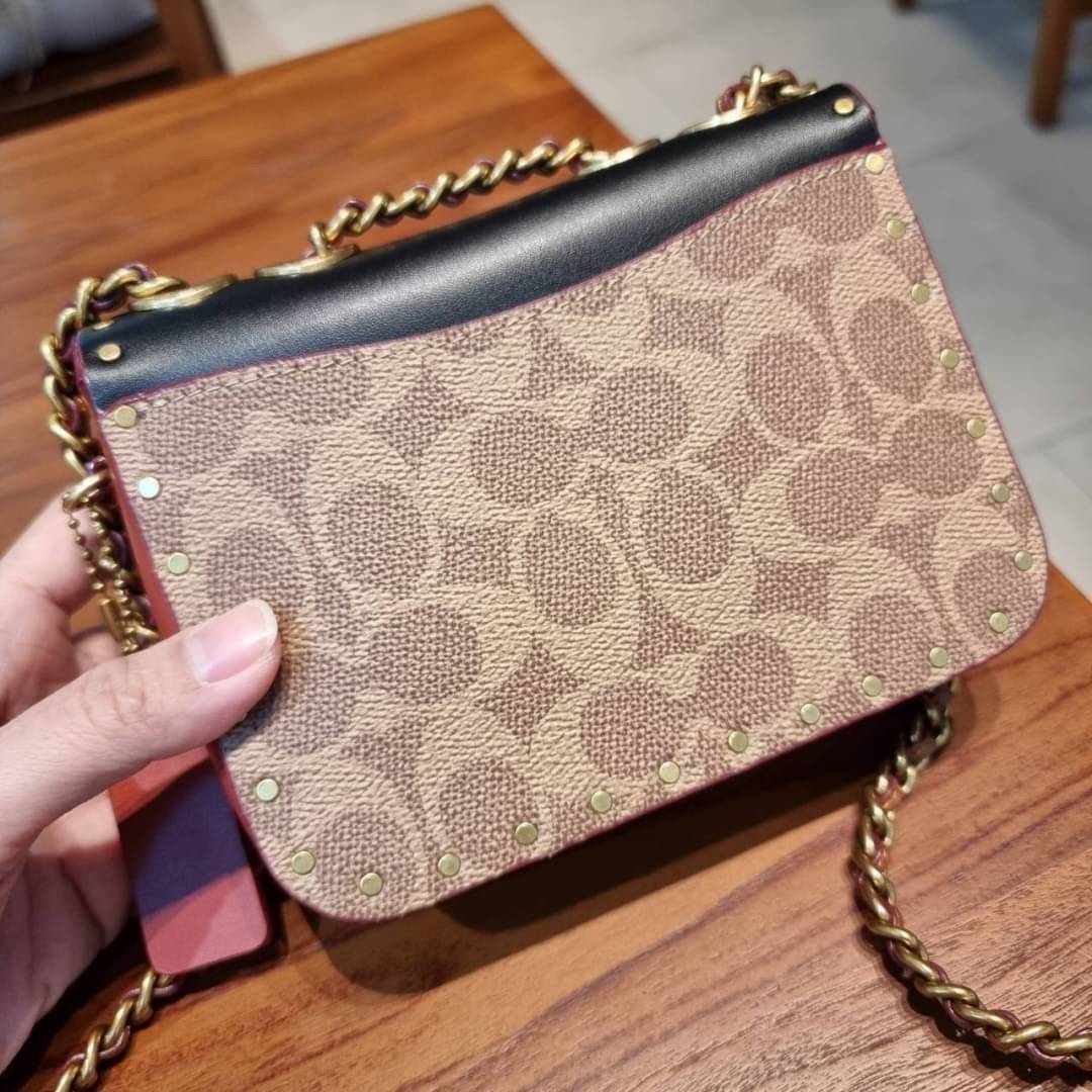 COACH C2462 MADISON SHOULDER BAG 16 IN SIGNATURE CANVAS WITH RIVETS กระเป๋าสะพายข้าง ไซส์กะทัดรัด พกพาง่าย น้ำหนักเบา ดีไซน์สวย โดดเด่นด้วยตัวล็อครูปดอกไม้ สีสันตกแต่งตัดกันกับลายซีอย่างลงตัว วัสดุหนังแคนวาสเคลือบลาย ภายในแบ่งสัดส่วนให้อย่างดี มาพร้อมสายส