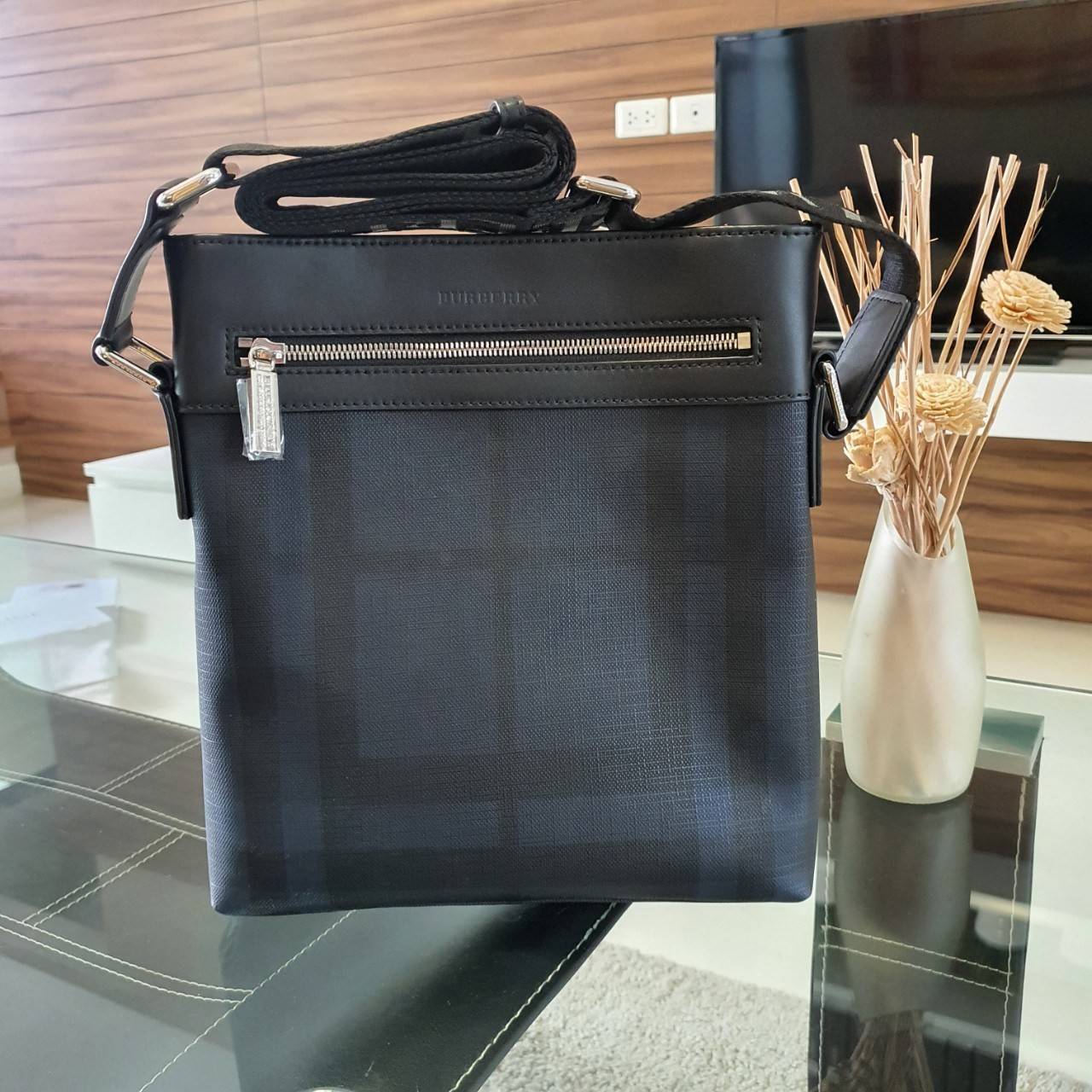 พร้อมเป็นของขวัญ มอบให้คุณผู้ชายแล้วค่ะ สำหรับ BURBERRY CROSSBODY VINTAGE BAG VIP GIFT WITH PURCHASE (GWP) พรีเมี่ยมกิ๊ฟ Limited Edition จากBURBERRY วัสดุหนังโทนสีสุภาพ คลาสสิก ตกแต่งด้วยซิปสะดวกใช้ด้านหน้า ช่องหลักเปิดปิดด้วยซิปยาวด้านบน พร้อมช่องซิปอีกห