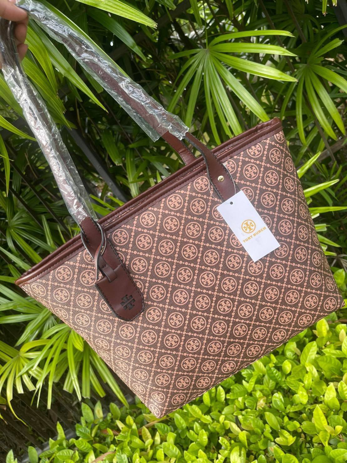 OUTLET 】Tory burch T Monograme Large shopping bag กระเป๋าสะพายใบไหล่ใบใหญ่ โดยตัวกระเป๋าทำมาจากผ้าแคนวาสเคลือบผิวด้านทนต่อรอยขีดข่วนได้เป็นอย่างดี ขนาดที่ใหญ่สามารถใส่ได้ทั้งเอกสารและสัมภาระต่างๆ พร้อมด้วยซิปปิดกระเป๋าด้านบนจึงเป็นอีกรุ่นที่เหมาะกับสาวออฟ