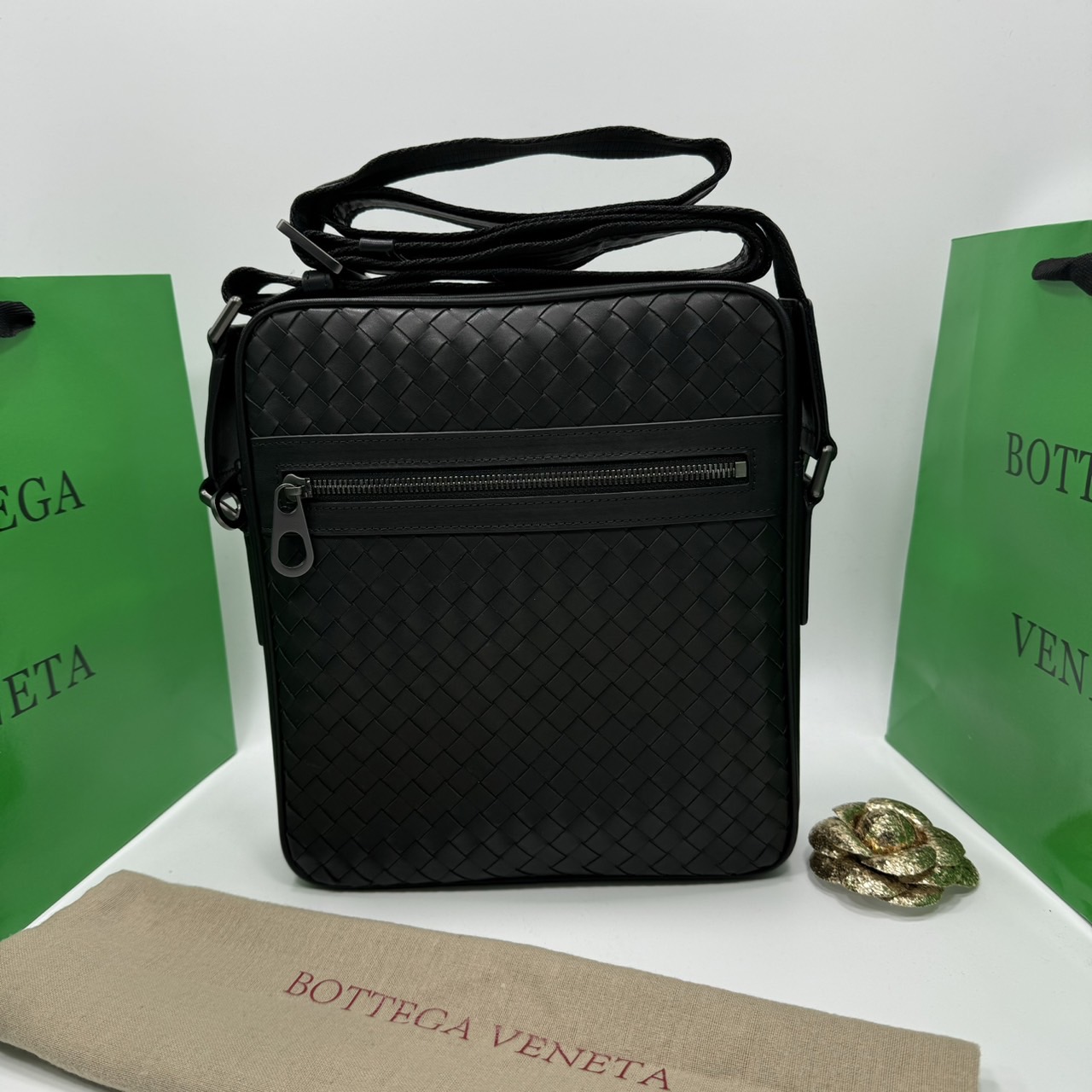 BOTTEGA Messenger Bag กระเป๋าสะพายเมสเซนเจอร์ ดีไซส์สานเป็นเอกลักษณ์ everyday look เอาใจหนุ่มๆ สวยเท่คลาสสิก เกรดออริ 1:1 ใช้งานต่างประเทศได้