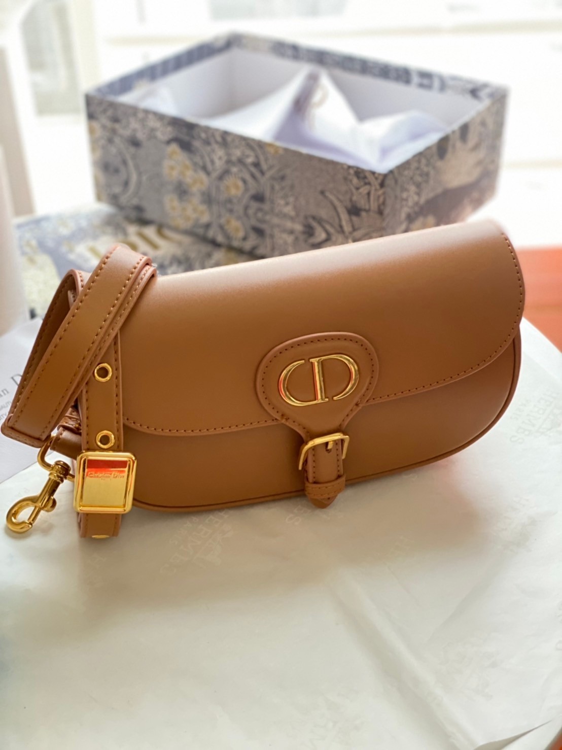 หนังแท้ DIOR BOBBY EAST-WEST BAG พร้อมส่งที่ไทย งานหนังแท้ทั้งใบเกรดออริจินอล ภาพสินค้าถ่ายจากงานขายจริง ใช้งานต่างประเทศได้ รุ่นใหม่ในฤดูกาลนี้ เพิ่มความทันสมัยให้กับซิลลูเอทของ Hobo ผ่านเส้นสายที่สง่างามและสัดส่วนที่กลมกลืนกัน สไตล์หนังลูกวัว โดดเด่นด้ว