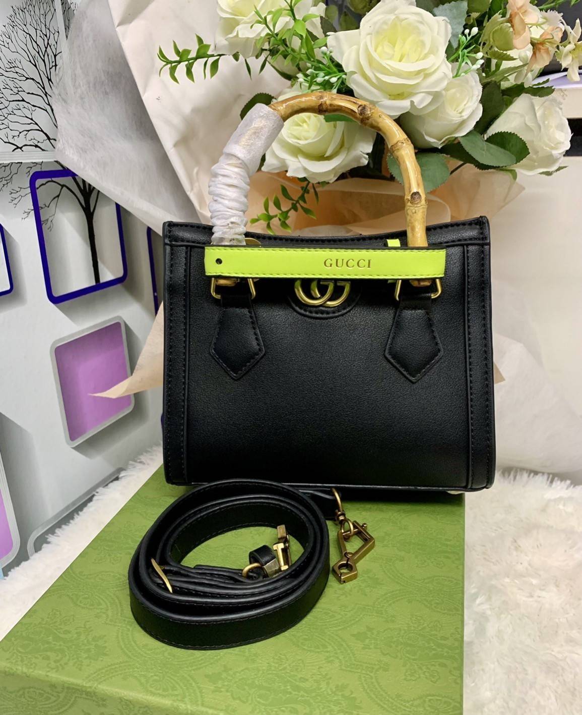 กระเป๋า GUCCI สไตล์งานหูไม้ไผ่ Size mimi รุ่น Gucci Diana Bag กระเป๋าสุดคลาสสิกดีไซน์มาใหม่พร้อมเข็ดขัดหนังสีสะท้อนแสงประดับตรงหูกระเป๋า กระเป๋าทรง tote วัสดุหนังแท้ (calfskin) อะไหล่ทอง ขนาดกำลังดี งานสวยตั้งอยู่ทรง มีสายสะพายยาว 1เส้น สามารถปรับระดับได้