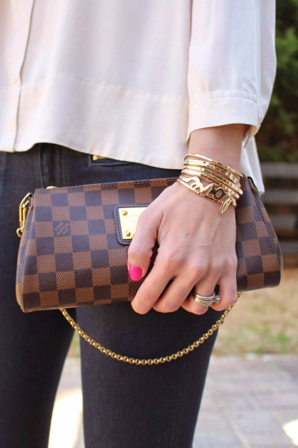 LV CROSSBODY CLUTCH BAG WITH CHAIN / LV Eva Clutch Crossbody Bag กระเป๋าสะพายวีไอพีพรีเมี่ยม วัสดุหนังแคนวาสคุณภาพ โลโก้เพลทอะไหล่ทอง คมชัด หรูหรา เปิด-ปิดกระเป๋าด้วยซิป ภายในเป็นช่องโล่ง ใส่ของใช้สำคัญได้สบายๆ มือถือ พาวเวอร์แบงค์ เครื่องสำอางค์ ของจุกจิ