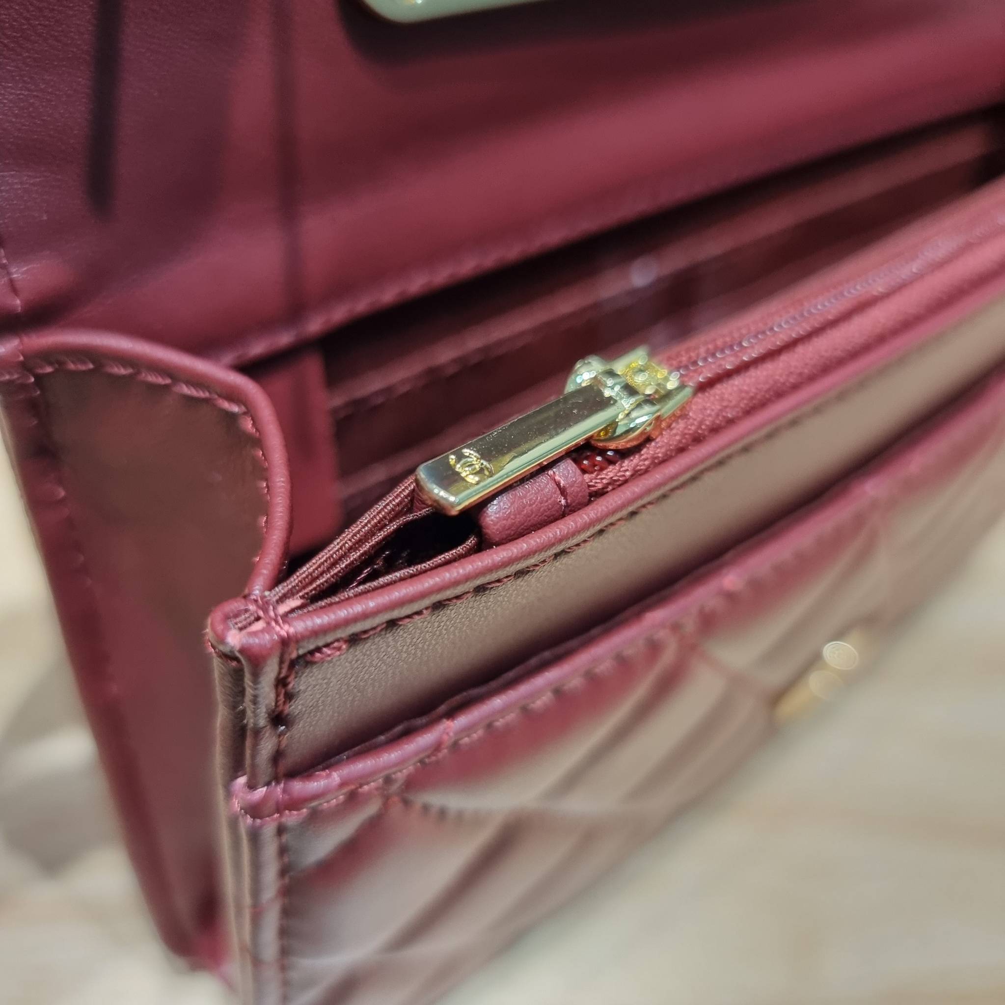 CHANEL woc with top handle black / CHANEL WALLET ON CHAIN กระเป๋าสะพายข้างไซส์กำลังดี สวยหรู ดีไซน์คลาสสิคผสานกิมมิคประจำแบรนด์ ทำให้ไอเท็มนี้เพิ่มมูลค่าขึ้นไปอีก สร้างสรรค์ตัวกระเป๋าด้วยหนังแกะ สัมผัสสบายมือ ใช้งานสะดวกด้วยกระดุมแม่เหล็ก ภายในกระเป๋าแบ่ง