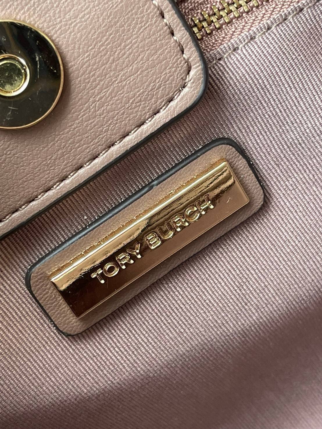 Tory Burch Fleming Soft Small Tote Bag เป็นกระเป๋าสะพายไหล่น่ารัก ๆ สักใบที่มีดีไซน์โดดเด่น สะดุดตา ใน Collection เรียกได้ว่าขายดีอันดับต้น ๆ ของแบรนด์ ใช้ได้ในลุคช์ทางการและกึ่งทางการ ดีเทลการตัดเย็บพิมพ์ลายนูนคู่กับแพทเทิร์นสี่เหลี่ยมทรงเพชร ที่ช่วยเพิ่