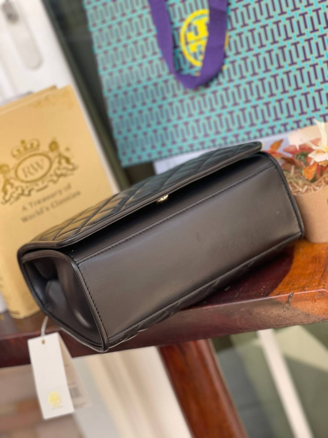 Tory Burch Savannah Convertible Shoulder Bag สาว ๆ ลุคสาวๆไม่ควรพลาด Collection นี้เลยนะคะ เป็นรุ่นที่ตอบโจทย์และครองใจสาว ๆ ได้อย่างแท้จริง เนื่องจากมีดีไซน์เรียบหรู โดยทางแบรนด์ได้ใช้เทคนิคการเย็บบนหนังเป็นลายเส้น (Chevron) ทำให้กระเป๋าดูมีราคามากยิ่งขึ