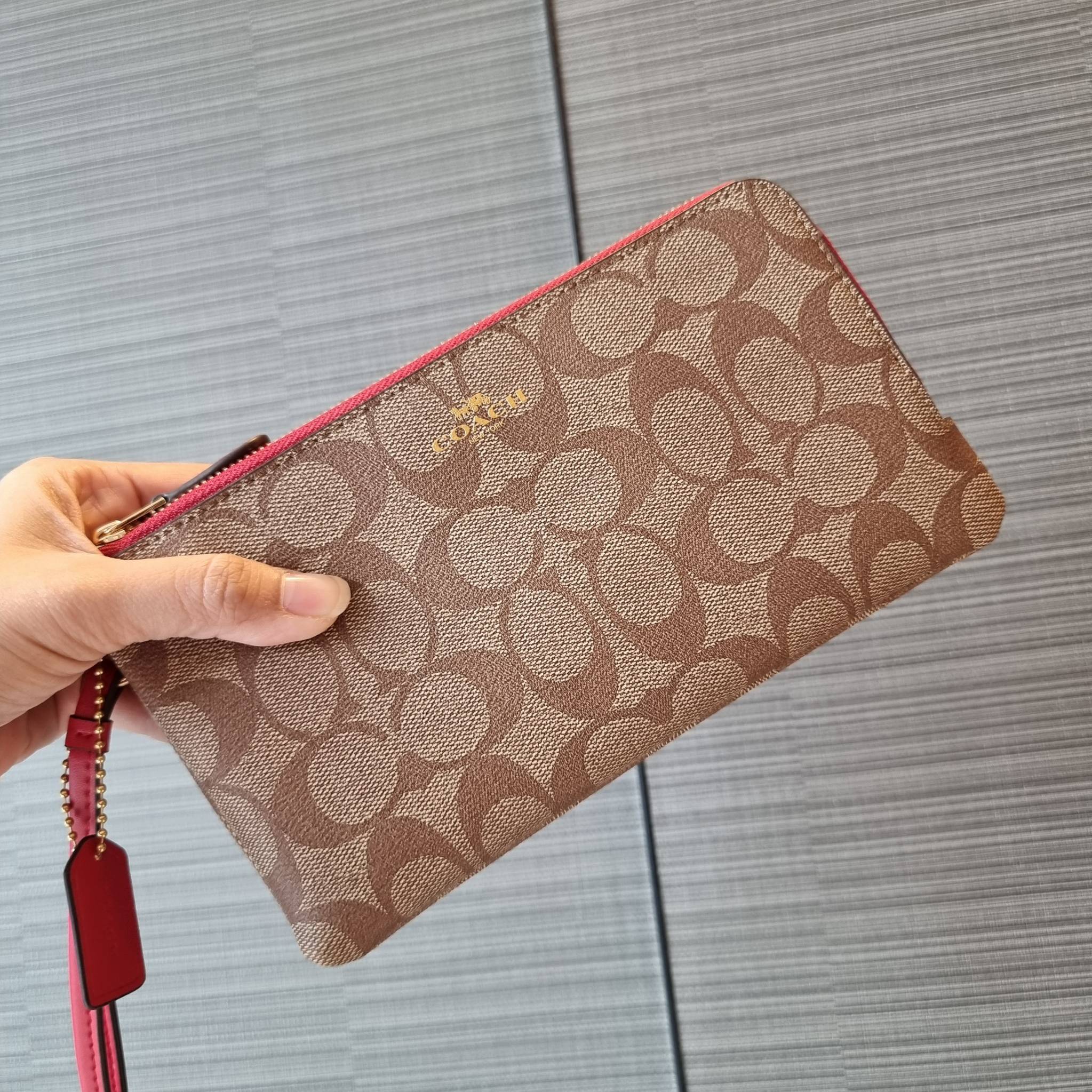 COACH F54057 DOUBLE ZIP WALLET IN SIGNATURE กระเป๋าคล้องมือ size L ใบนี้ใส่มือถือได้ทุกรุ่น ขนาดกำลังดี พกพาสะดวกมากๆ วัสดุหนังสังเคราะห์ ภายในเป็นผ้าสีสวยคม ใส่ธนบัตร ใส่บัตรได้เยอะ ใส่มือถือได้สบายๆทุกรุ่น ตอบโจทย์สาวๆที่ไม่ชอบพกเยอะวุ่นวายจ้า ใบนี้เอาอ