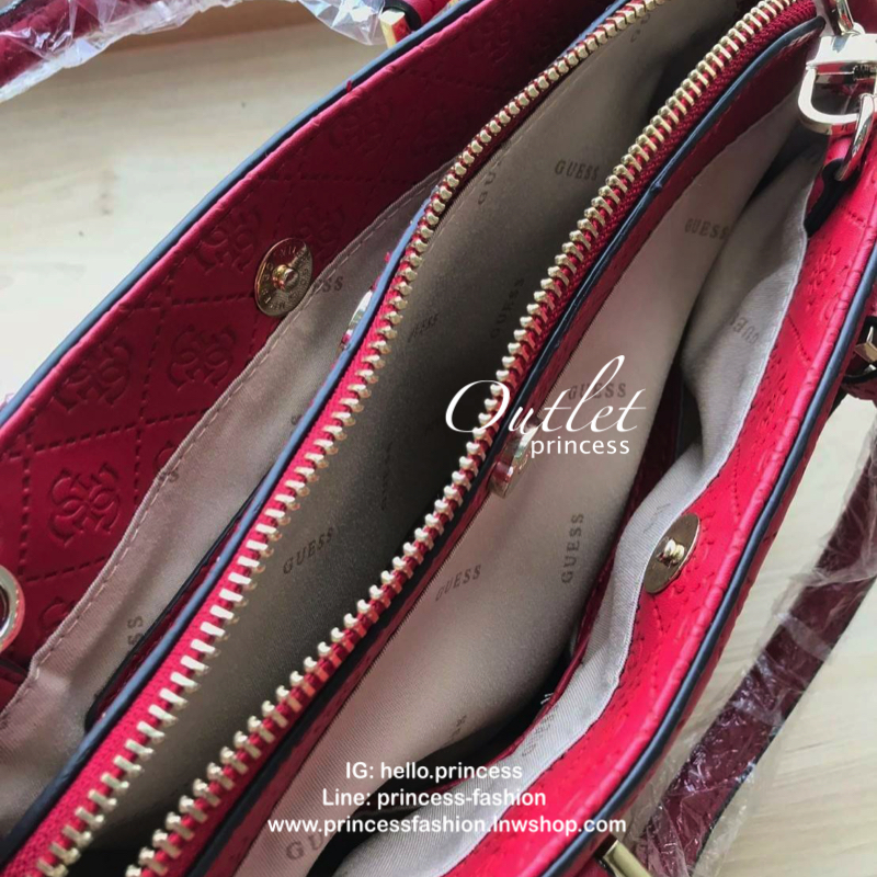 Guess Lyra Bag With Embossed Logo กระเป๋าถือหรือสะพาย ขนาดกำลังดี วัสดุหนังpu ปั้มโลโก้ทั้งใบ ช่องใหญ่มีถึง2ช่องเปิดปิดด้วยกระดุมแม่เหล็ก ภายบุผ้าอย่างดี สกรีนโลโก้แบรนด์ มีช่องเล็กเก็บของเป็นสัดส่วน และช่องซิปคั่นกลางเพื่อเก็บของสำคัญ ด้านหน้าประดับโลหะร