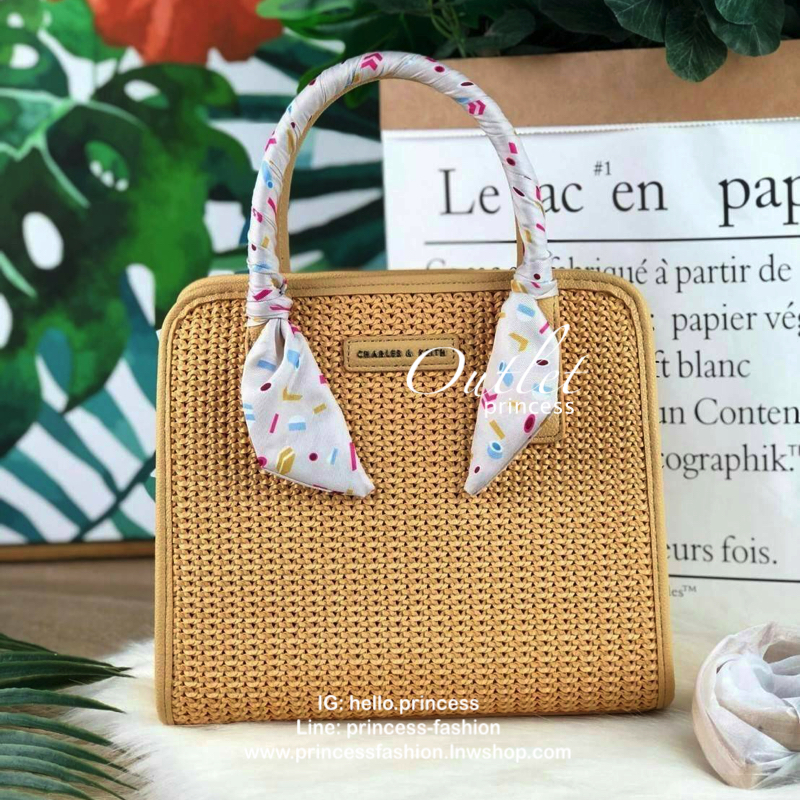 CHARLES & KEITH SATIN SCARF WRAPPED WOVEN BAG กระเป๋าถือ/สะพายอยู่ทรง มีผ้าพันหูกระเป๋าให้ 1 เส้น มีหมุดรองฐานทั้ง 4 มุม ที่ด้านหน้าทำ texture สวยงาม เปิดปิดด้วยกระดุมแม่เหล็ก ด้สนในมีช่องซิปเล็ก 1 ช่อง รุ่นนี้จุของได้เยอะ ใส่ iPad mini ได้สบายๆค่า สายสะพ