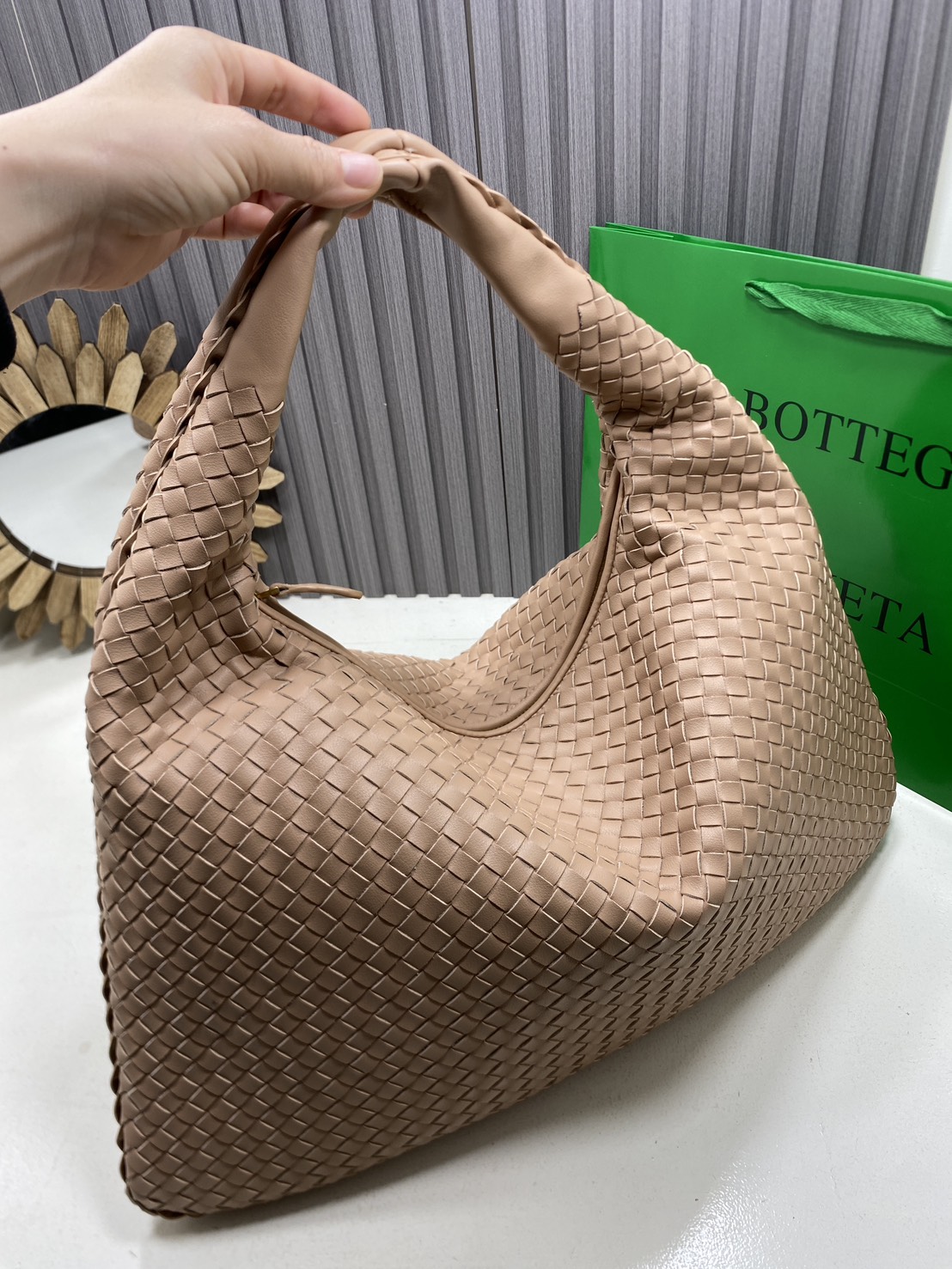 BOTTEGA Large Hop Shoulder Bag 48cm / BOTTEGA Hobo Bag กระเป๋าสะพายไหล่ใบใหญ่ จุของได้เยอะมาก ดีไซส์สานเป็นเอกลักษณ์สวยงาม