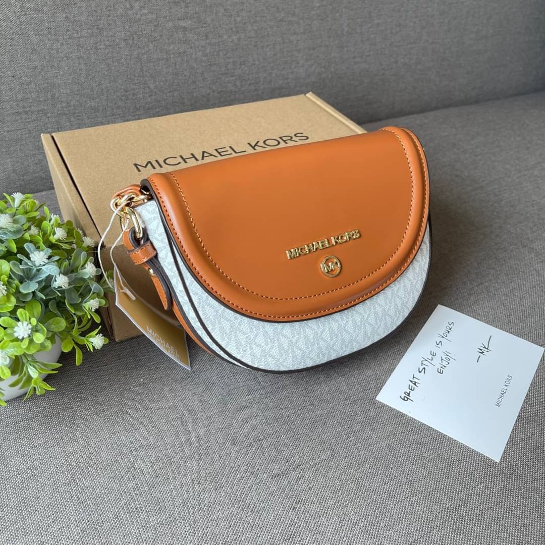 MICHEAL KORS กระเป๋าแบรนด์ดังจาก michael kors กระเป๋าทรงยูสุดชิค งานดี หนังสวยมากก เปิดปิดด้วยกระดุมแม่เหล็ก สายสะพายปรับระดับได้ มาพร้อมกล่อง+การ์ด เลอค่ามากแม่!