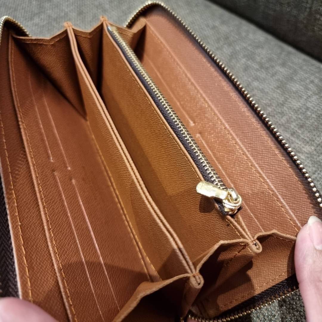 1ซิป LV long wallet ไอเท็มสุดฮิต ติดทุกกระแส แรงไม่เคยตก รุ่น unisex ที่จะหนุ่มๆสาวๆ ก็เลิฟได้หมด!! ใบยาวขนาดกำลังเหมาะมือ ถือแล้วขับผิวทุกสี วัสดุหนังแคนวาส ทนทาน เปิด-ปิดด้วยซิปรอบ ภายในมีช่องใส่บัตรเยอะ แบ่งสัดส่วนสวย ใส่ธนบัตรได้เน้นๆ ใส่เงินไปเลยจ้าห