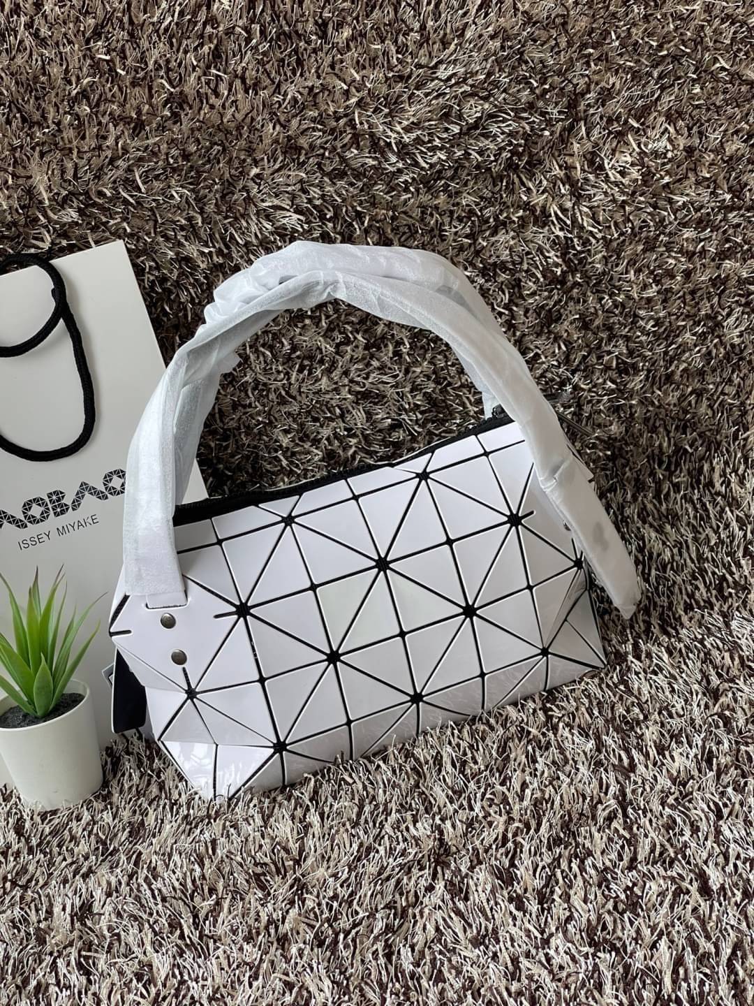 BaoBao Issey Miyake Small Boston Bag กระเป๋าบอสตันที่มีดีไซน์สปอร์ต มีช่องซิปที่ทำให้หยิบสิ่งของออกมาได้ง่ายแล้ว แบบกว้างที่ด้านล่างของกระเป๋ายังให้ความจุที่ยอดเยี่ยม