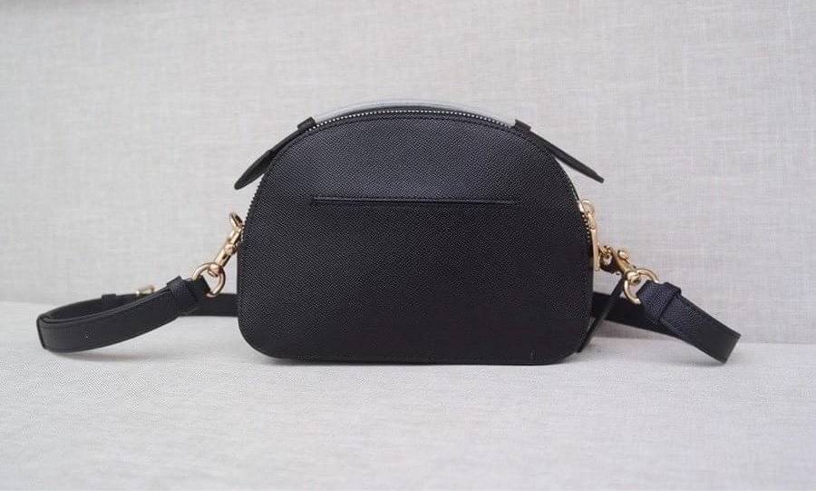 COACH SERENA SATCHEL CROSSBODY BAG กระเป๋าทรงโดมเล็ก น่ารัก แต่ใส่ของได้จุเลยทีเดียว!! มี2ช่องซิปหลัก ช่องค่อนข้างกว้าง สามารถใส่กระเป๋าเงินใบกลางได้;ของจำเป็นอื่นๆได้ครบเลยค่ะ มีช่องเล็กให้ใส่ของจุกจิก ด้านหลังมีช่องเล็กให้อีกช่องค่ะ พร้อมสายยาวถอดออกได้