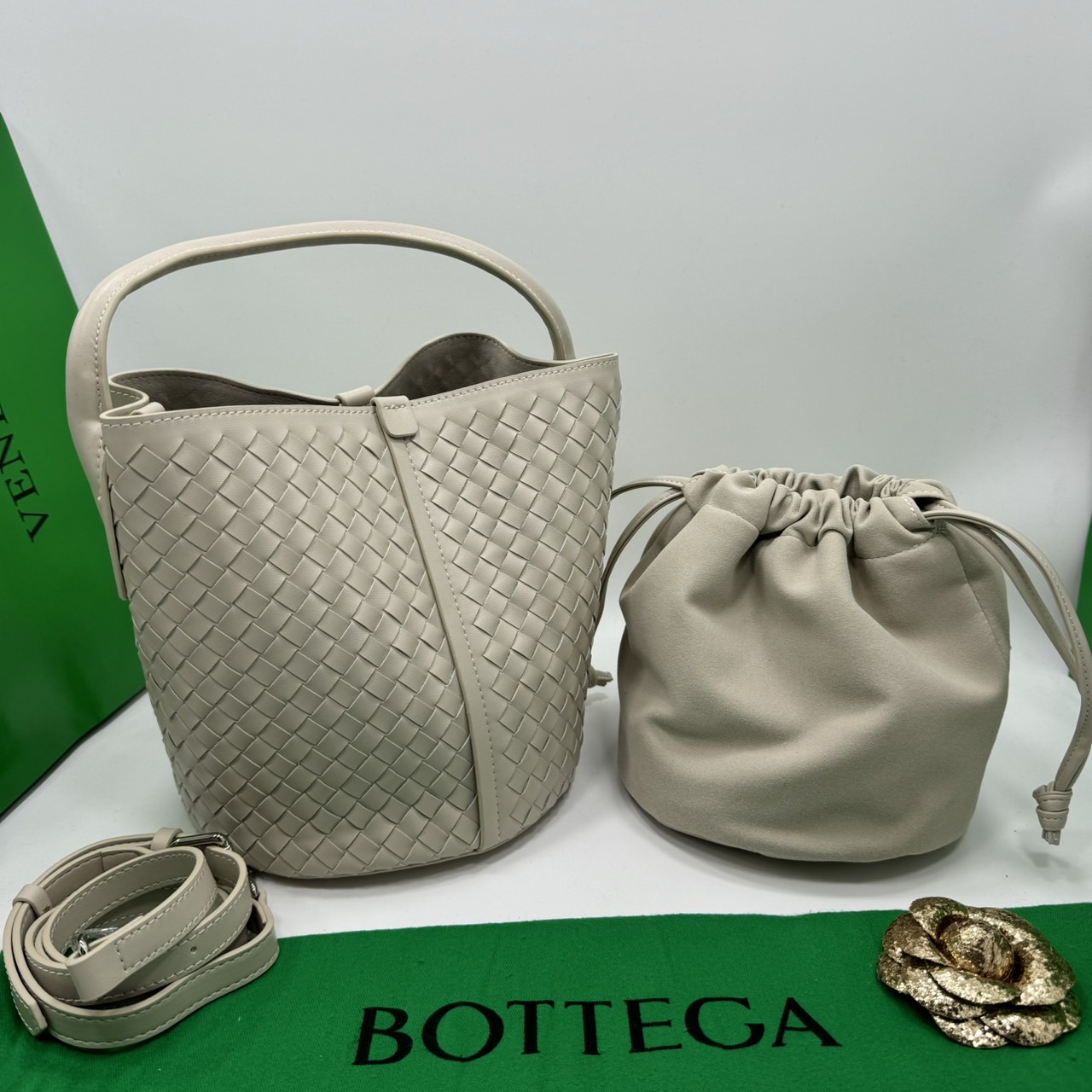 BOTTEGA MINI CABAT LEATHER TOTE BAG 19cm กระเป๋าสะพายขนาดมินิ พร้อมใบลูก ดีไซส์สานเป็นเอกลักษณ์ หนัง nappa นิ่มสวยงาม