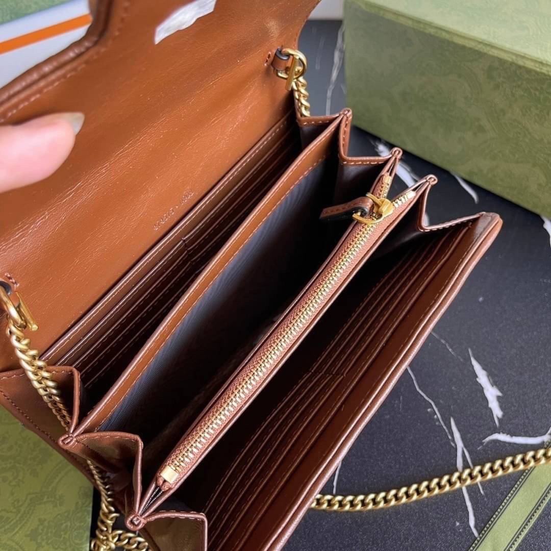 หนังแท้ GG Marmont matelassé mini bag พร้อมส่งที่ไทย GUCCI Wallet on Chain ภาพสินค้าถ่ายจากงานขายจริง รุ่นนี้หนังสวยมากค่ะ ละมุนที่สุด ใส่บัตร ใส่แบงค์ได้ รับรองว่าจะเป็นกระเป๋าที่จะหยิบใช้งานได้บ่อยๆ รับประกันความสวยปังค่าาา