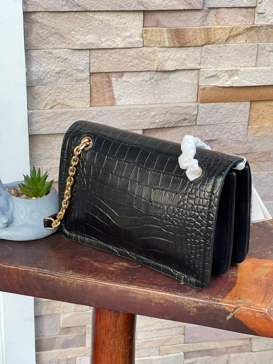 Tory Burch Black Carson Croc Embossed / TORY BURCH Carson Convertible Croc Leather รุ่นท็อปที่สาว ๆ หลายคนถูกใจ ด้วยทรงกระเป๋าคลาสสิกสุดเก๋ ใช้งานแบบไหนก็ดูดี ในลุคช์สาวหวานแบบสะพายสายคู่ หรือ ต้องการความคล่องตัวด้วยการสะพายแบบครอสบอดี้ มีดีไซน์ที่ Practi