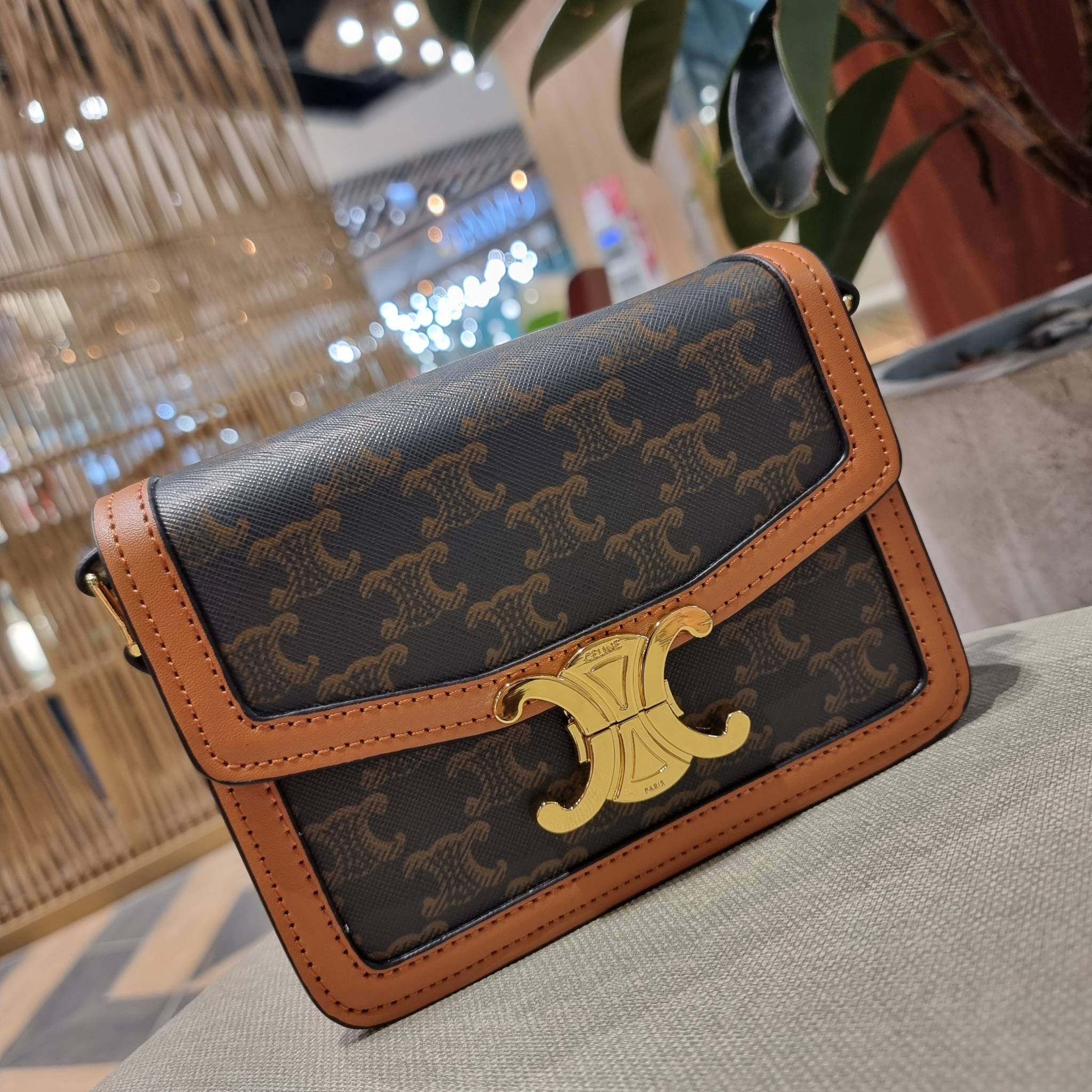 VIP 🥂 CELINE TEEN TRIOMPHE BAG IN TRIOMPHE CANVAS AND CALFSKIN ไม่มีไม่ได้เลยกับไอเท็มสุดคลาสสิค กระเป๋าสะพาย สวยอยู่ทรง ดีไซน์เป็นธรรมชาติ เนเชอรัลโทน ดูดี ดูแพง ไซส์กะทัดรัดมาใหม่ วัสดุหนังแคนวาสสลับหนังแท้ เปิด-ปิดด้วยตัวกดล็อค ใช้งานสะดวก ภายใ