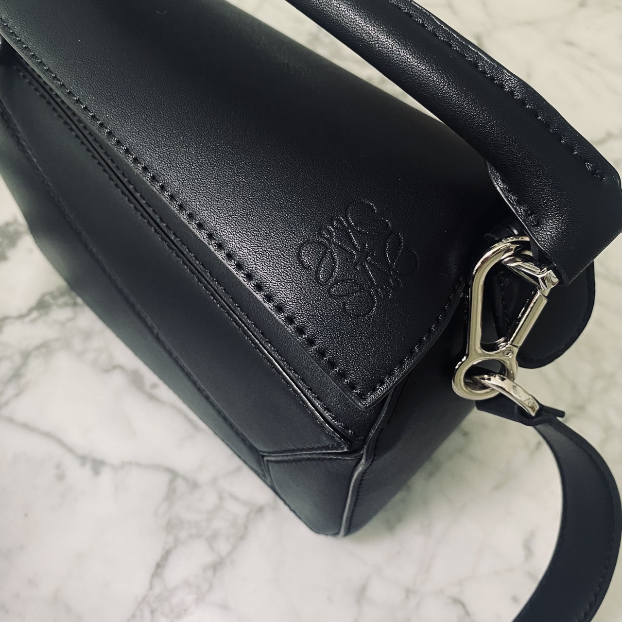 LOEWE Puzzle bag in smooth leather กระเป๋าสะพายทรงกล่องเรียบแต่หรูคูลและเท่ห์ สุดยอดแบรนด์ที่ดีไซน์เป็นเอกลักษณ์ โดดเด่น สไตล์พัซเซิล ใช้ได้ทั้งชายหญิง